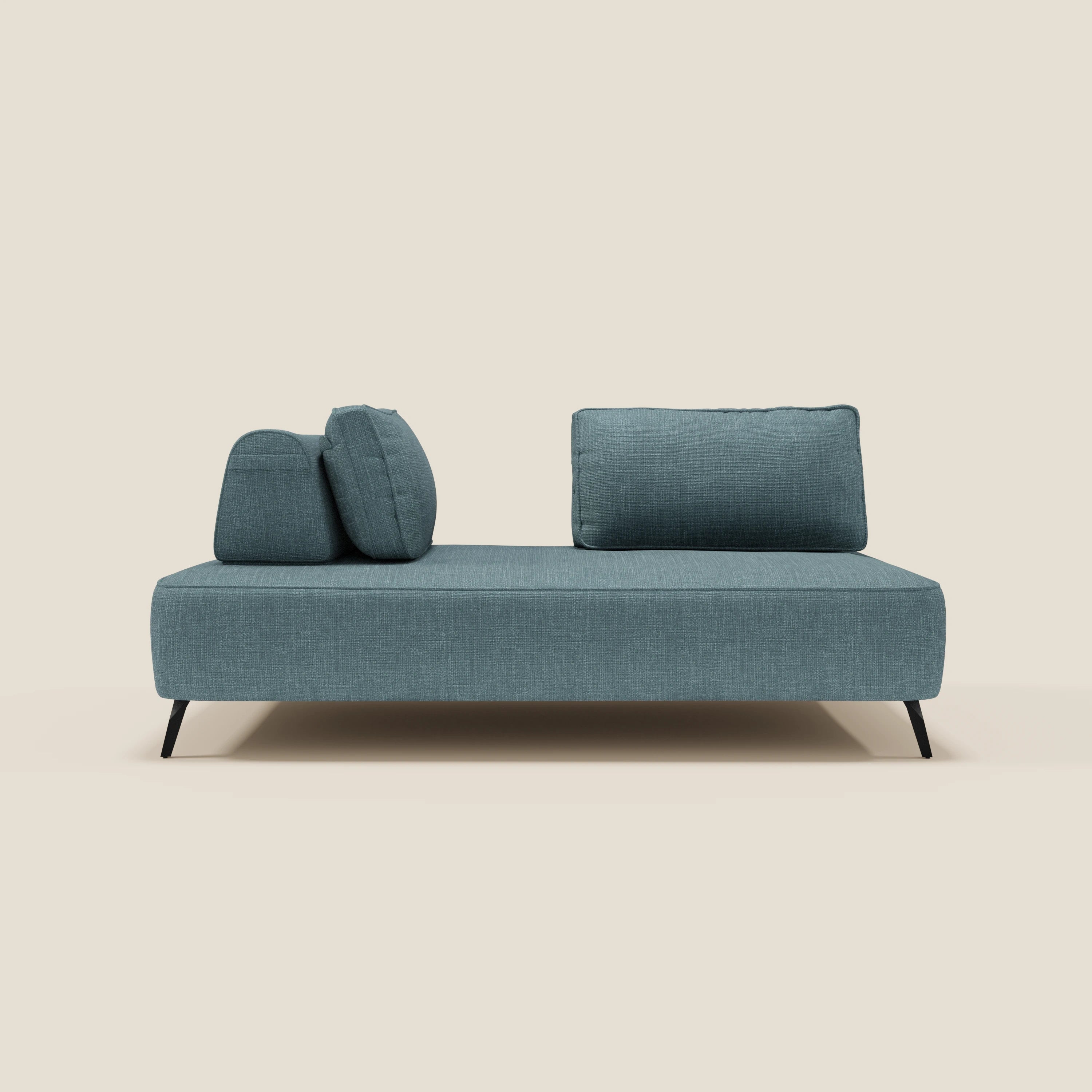 Il divano modulare Volta di Divani.Store, in raffinato tessuto ciniglia T06 azzurro, presenta due schienali mobili, un bracciolo sinistro e sottili gambe nere, su sfondo beige chiaro per un look minimalista e contemporaneo.