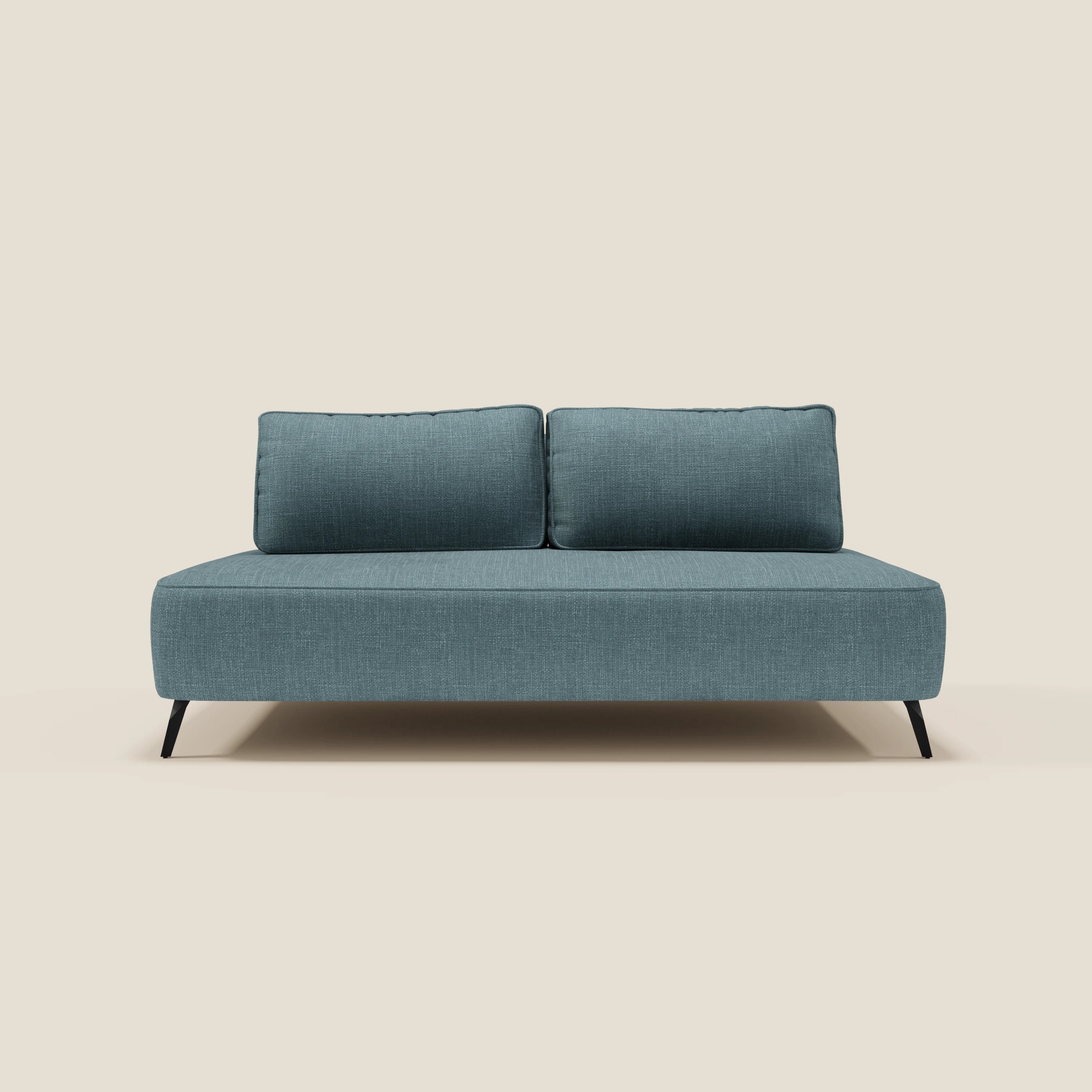 Il divano modulare Volta di Divani.Store è caratterizzato da schienali mobili, raffinato tessuto ciniglia T06 azzurro, due cuscini di schienale coordinati e sottili gambe nere. Fotografato a testa alta su uno sfondo bianco sporco dal design minimalista.
