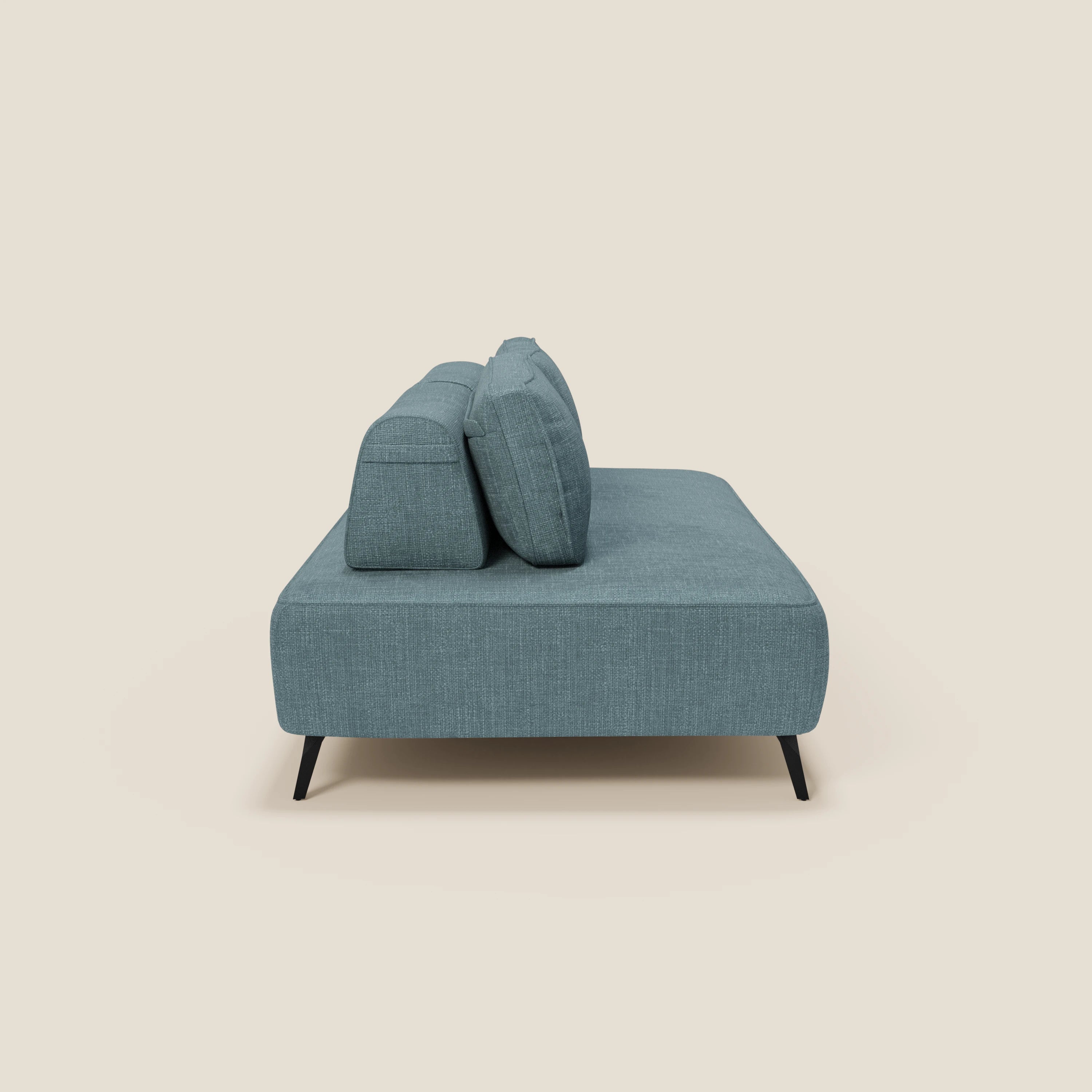Il divano modulare Volta di Divani.Store, presentato lateralmente su sfondo beige, è caratterizzato da un elegante tessuto ciniglia T06 azzurro, schienali mobili, ampia seduta e gambe nere sottili in uno stile minimalista senza braccioli.