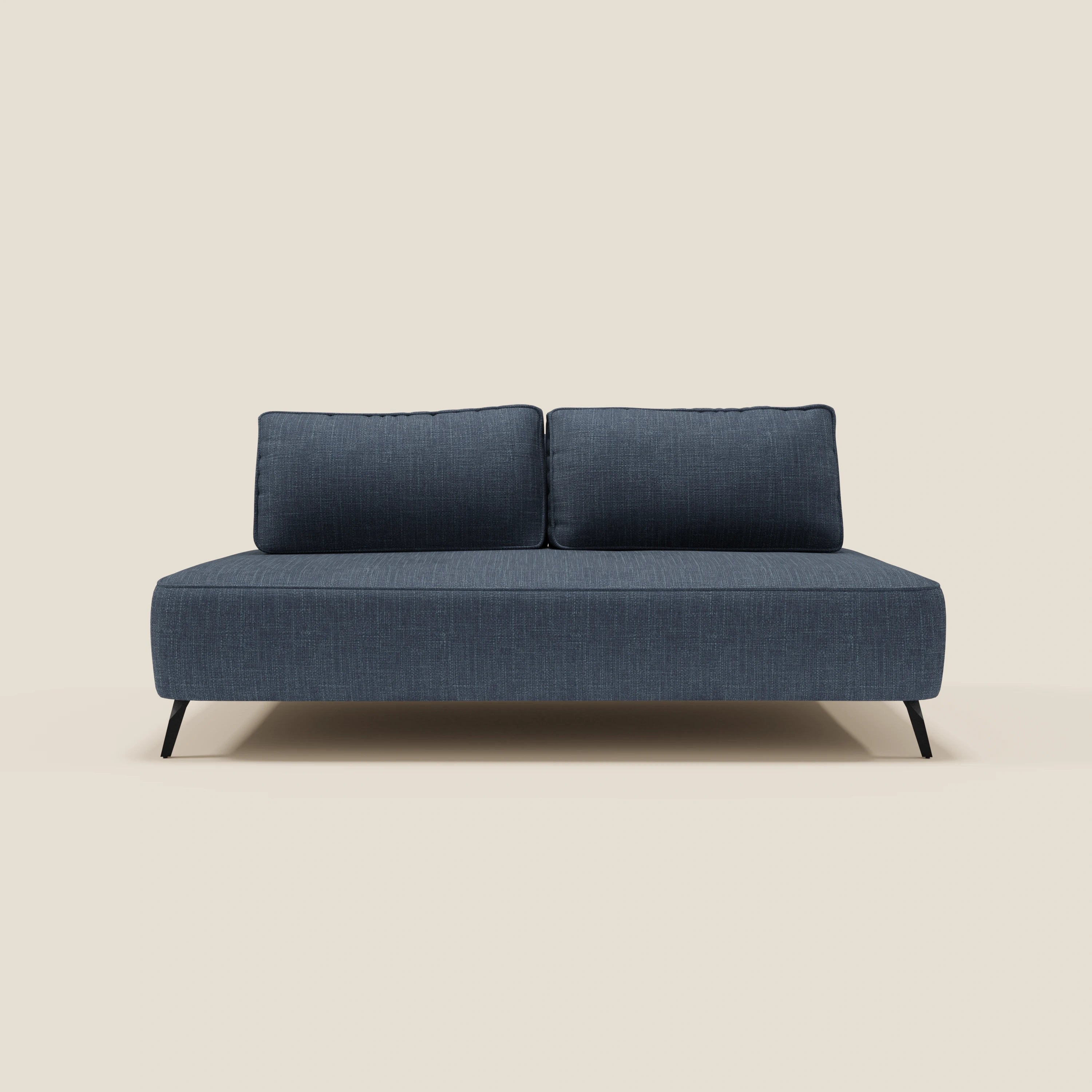 Il divano modulare Volta con schienali mobili in raffinato tessuto ciniglia T06 blu di Divani.Store è caratterizzato da due sedute, due cuscini di schienale e sottili gambe nere. Il suo design minimalista spicca su uno sfondo beige chiaro.