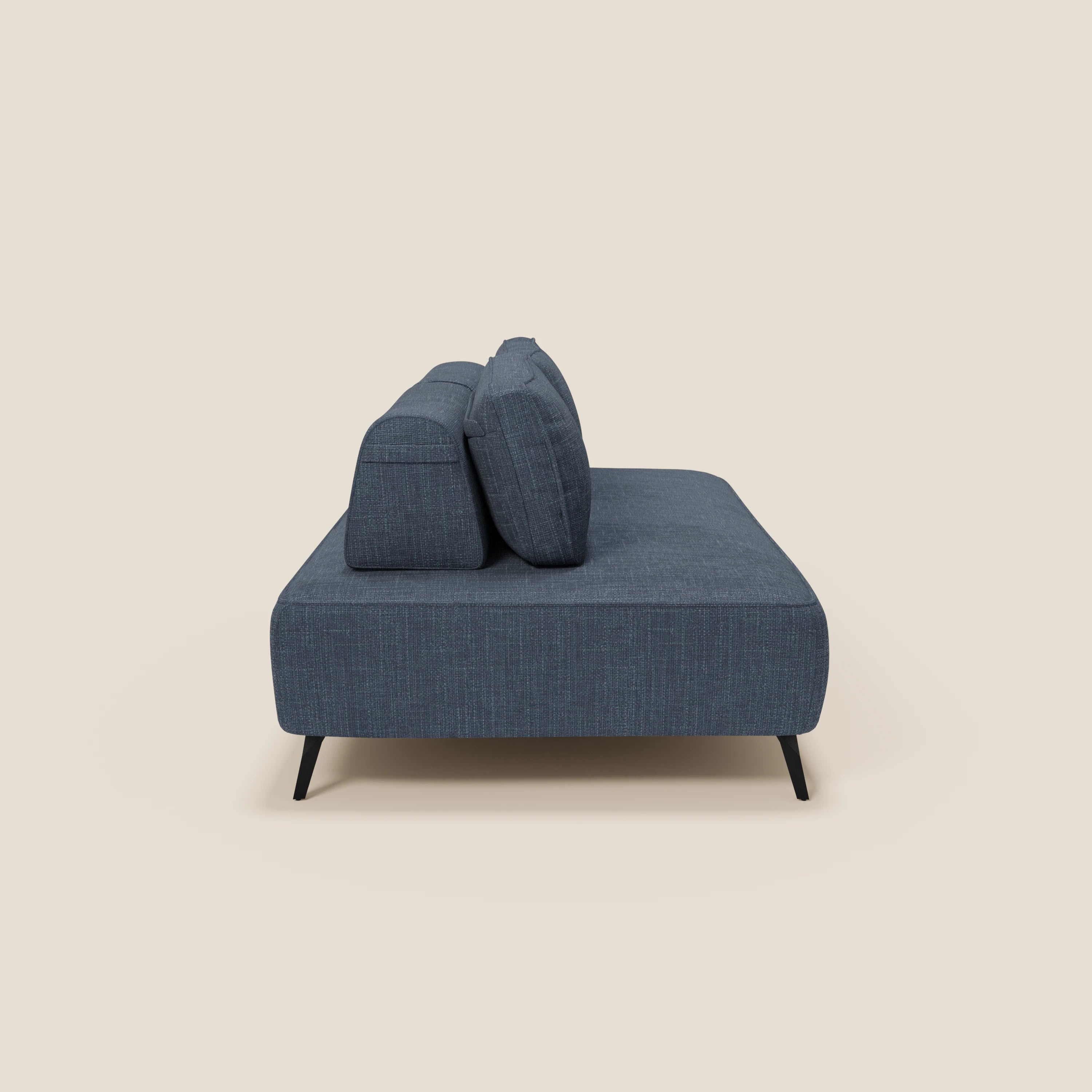 Il divano Volta modulare con schienali mobili in raffinato tessuto ciniglia T06 blu di Divani.Store è visto di lato, con due grandi schienali mobili e gambe nere inclinate, su sfondo chiaro che esalta le linee contemporanee.
