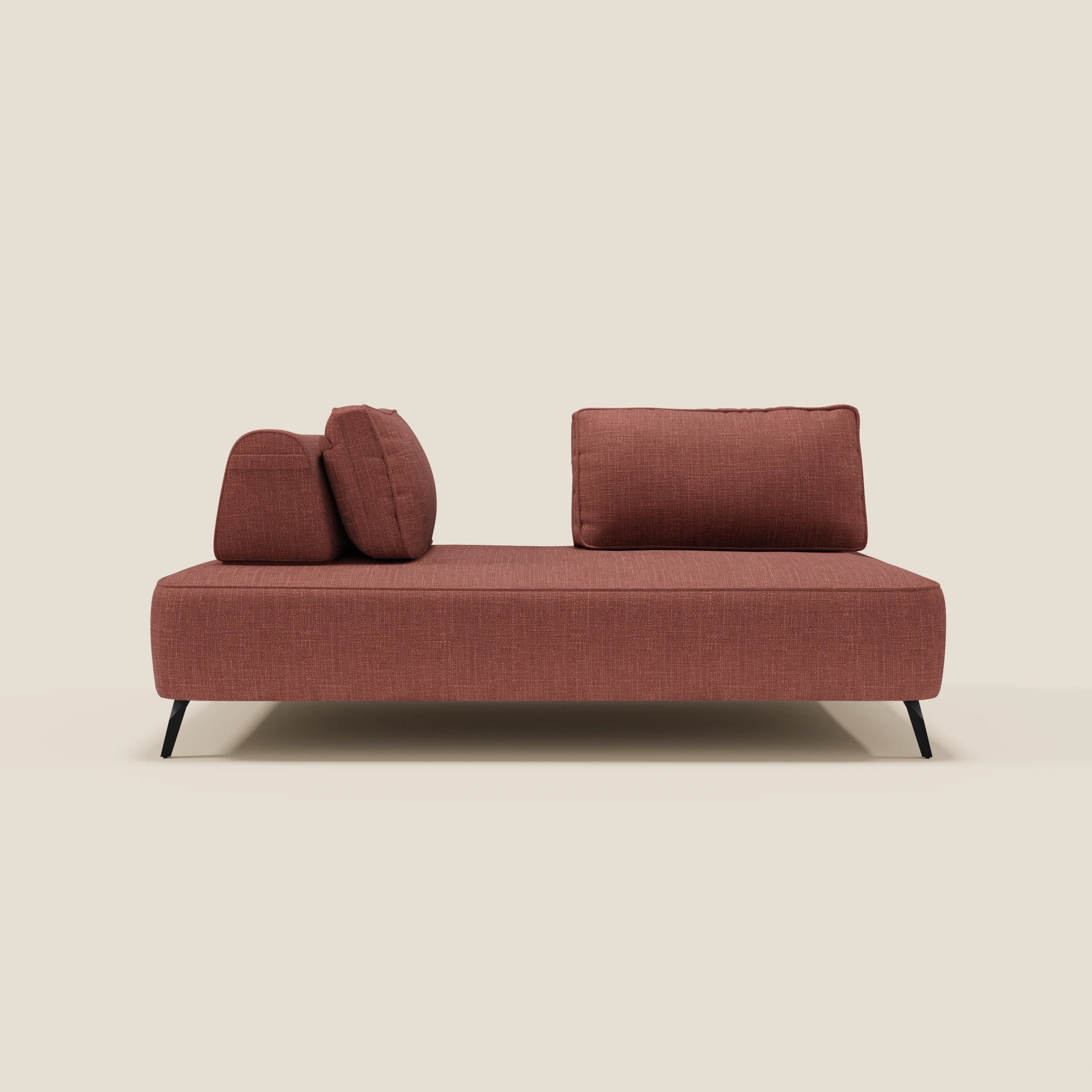 Il divano modulare Volta di Divani.Store è caratterizzato da schienali mobili, raffinato tessuto ciniglia T06 corallo e gambe in metallo nero: una chaise lounge contemporanea e minimalista su uno sfondo beige.
