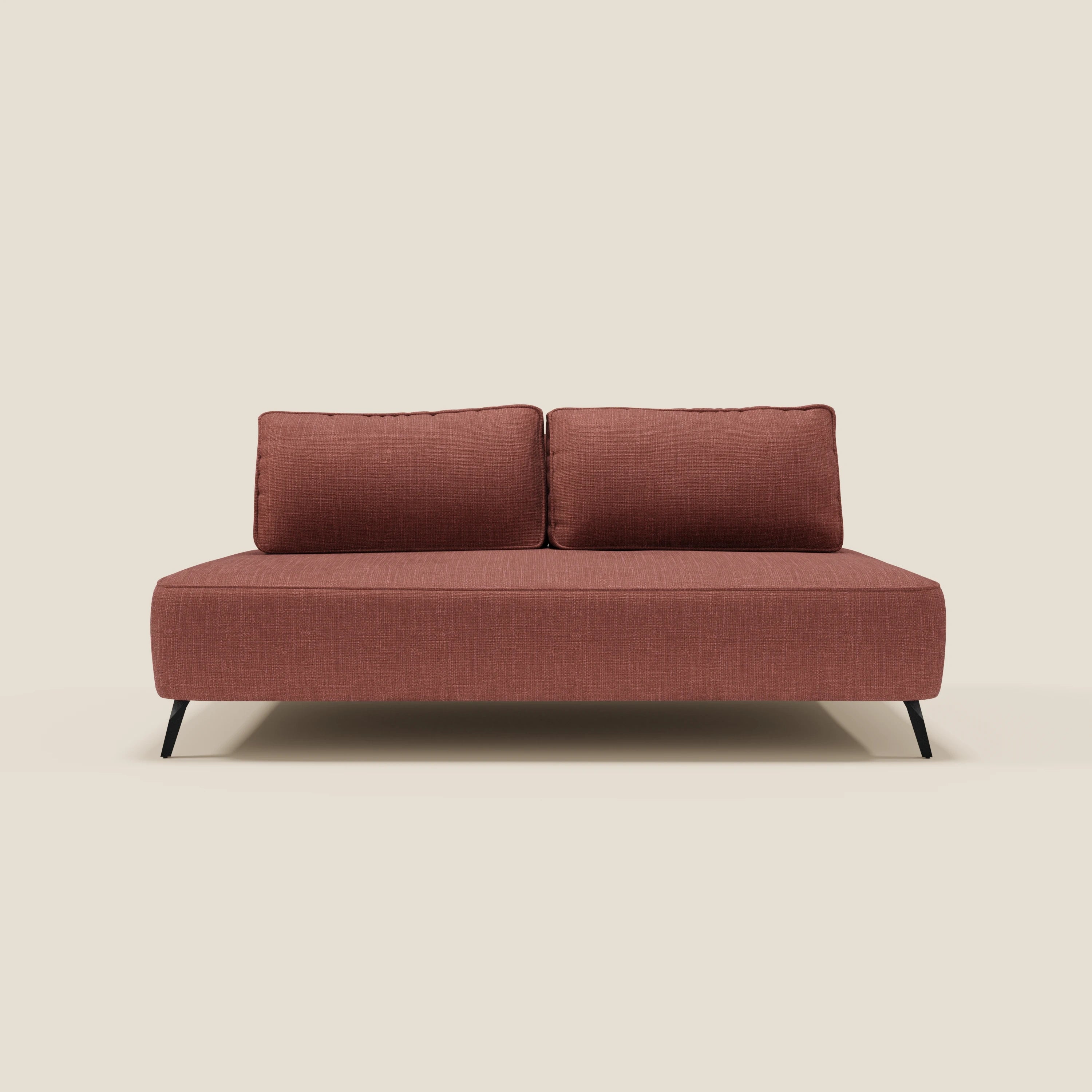 Il divano modulare Volta di Divani.Store, con schienali mobili e raffinato tessuto ciniglia T06 corallo, due posti e cuscini coordinati, presenta gambe nere sottili su sfondo beige chiaro, per un design minimale e contemporaneo.