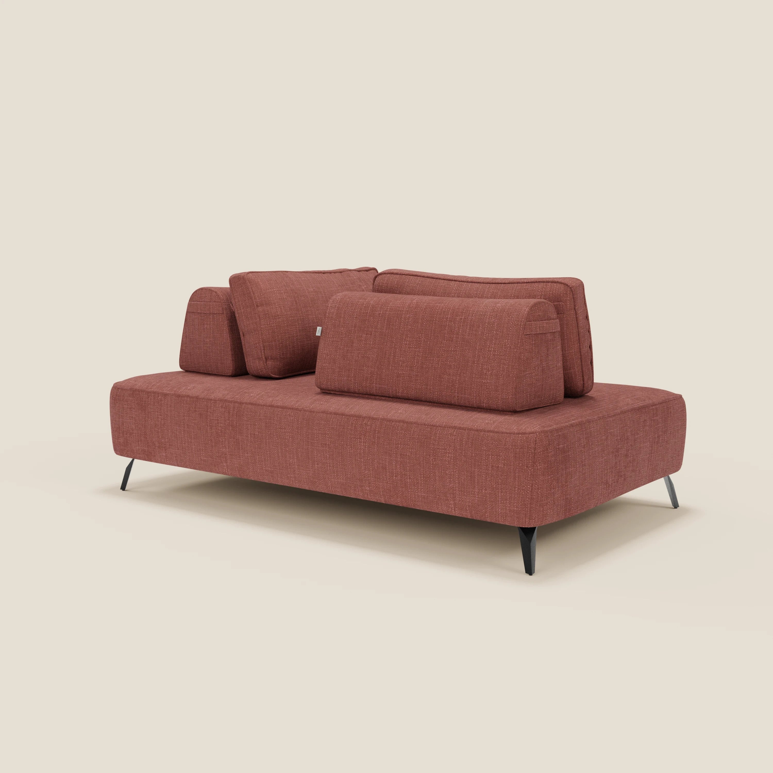 Il divano modulare Volta di Divani.Store è caratterizzato da schienali mobili, due cuscini di schienale e cuscini laterali in raffinato tessuto ciniglia T06 corallo, con gambe angolate in metallo nero per un look elegante e minimalista su sfondo beige.