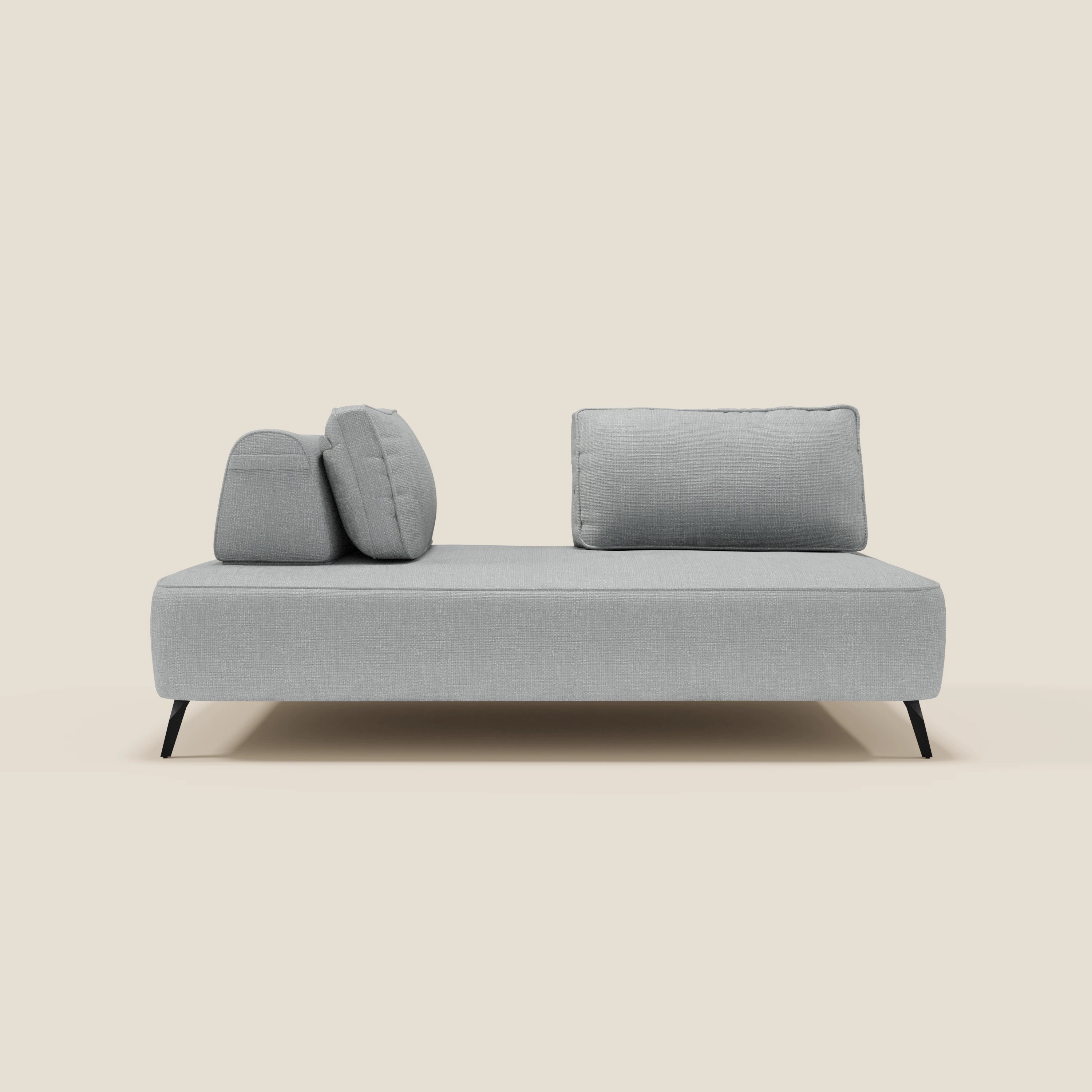 Il divano Volta modulare con schienali mobili in tessuto ciniglia T06 ghiaccio di Divani.Store, con gambe nere, due cuscini rettangolari e uno piccolo a sinistra, unisce stile contemporaneo e minimal su sfondo bianco sporco.