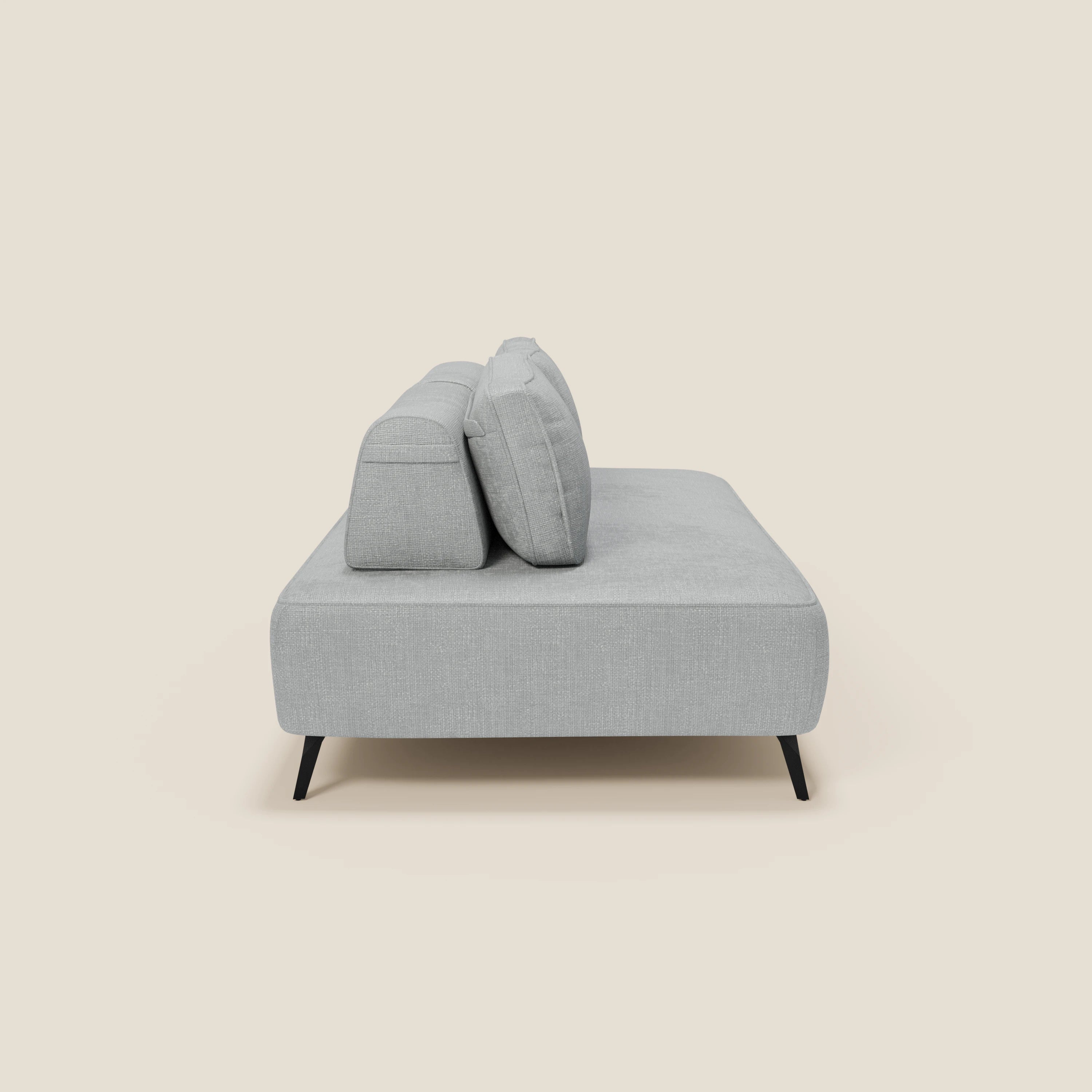 Vista laterale del divano modulare Volta con schienali mobili in raffinato tessuto ciniglia T06 ghiaccio di Divani.Store, caratterizzato da due cuscini di schienale, gambe nere angolate, seduta spessa e linee minimaliste su sfondo beige.