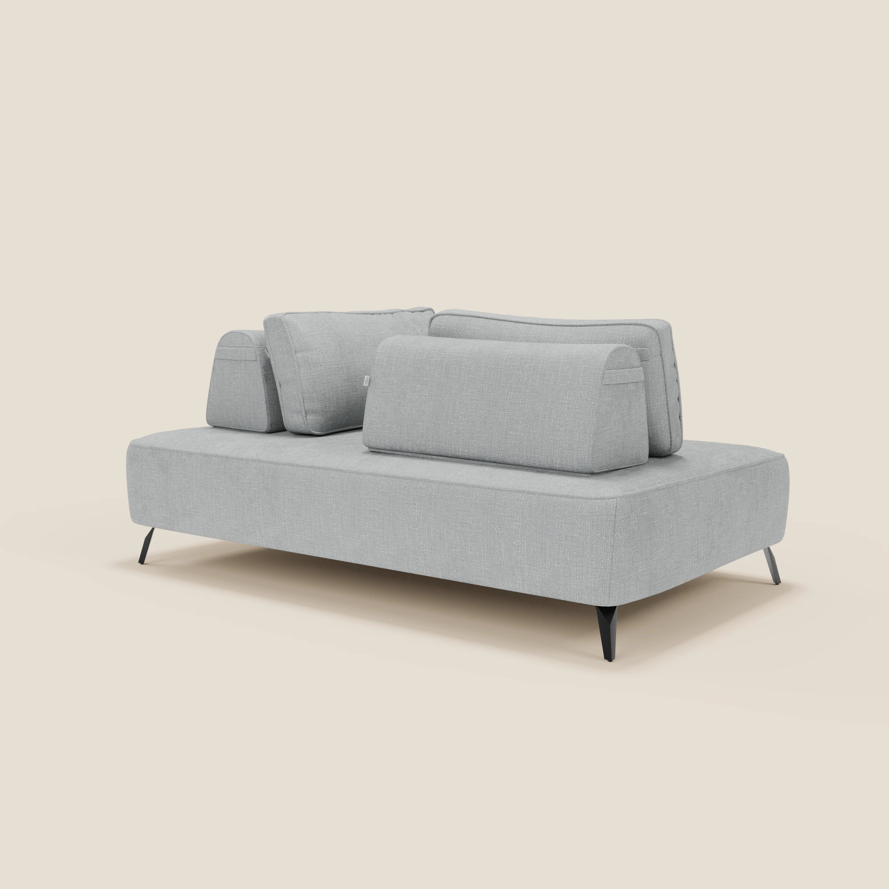 Il divano modulare Volta di Divani.Store, in raffinato tessuto ciniglia T06 ghiaccio, presenta schienali mobili, linee pulite, due grandi cuscini e due poggioli triangolari. Gambe nere sottili esaltano il suo design minimalista e contemporaneo.