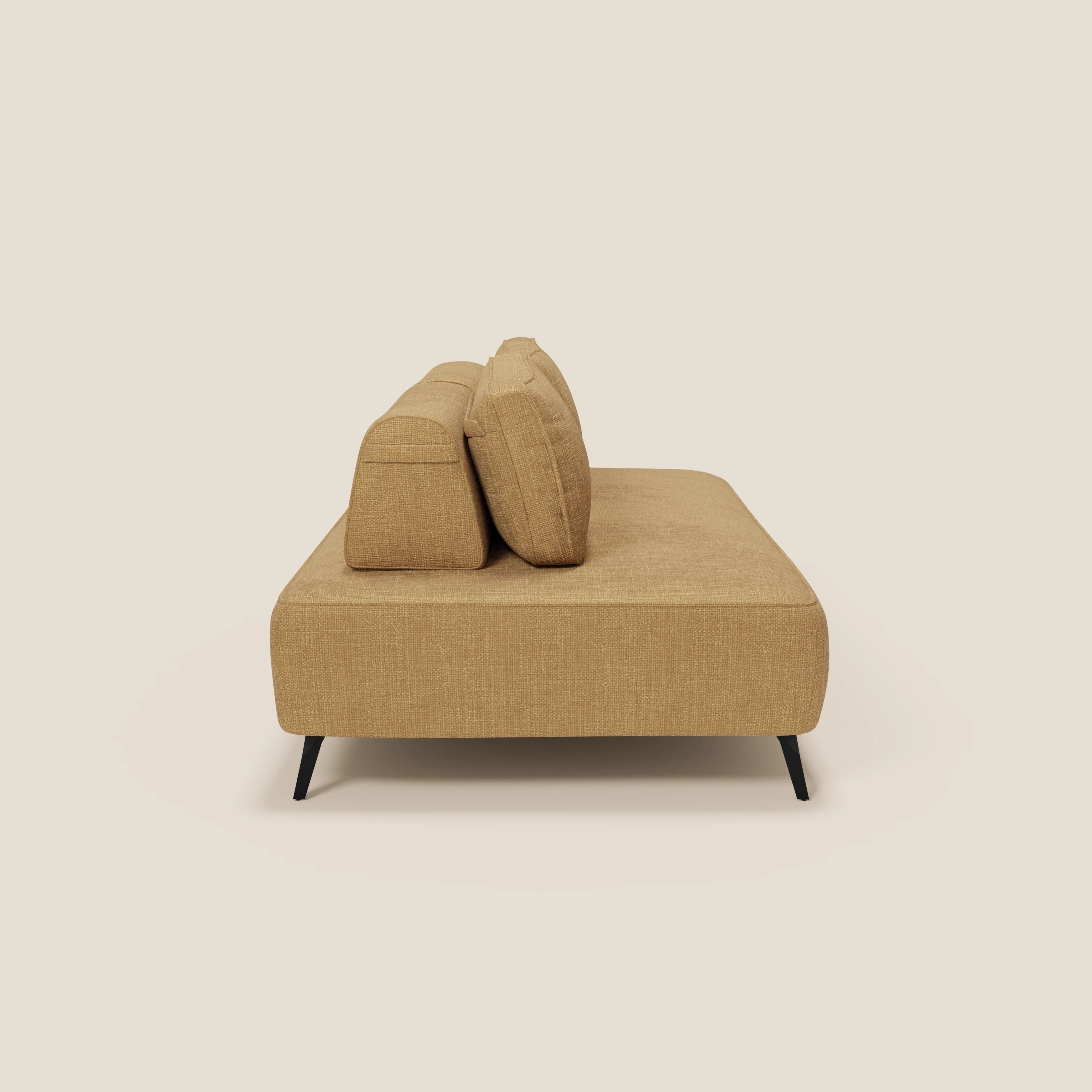 Vista laterale del divano modulare Volta con schienali mobili in tessuto ciniglia T06 giallo di Divani.Store, caratterizzato da due cuscini di schienale coordinati, gambe angolari nere e un design minimalista senza braccioli su uno sfondo bianco sporco.