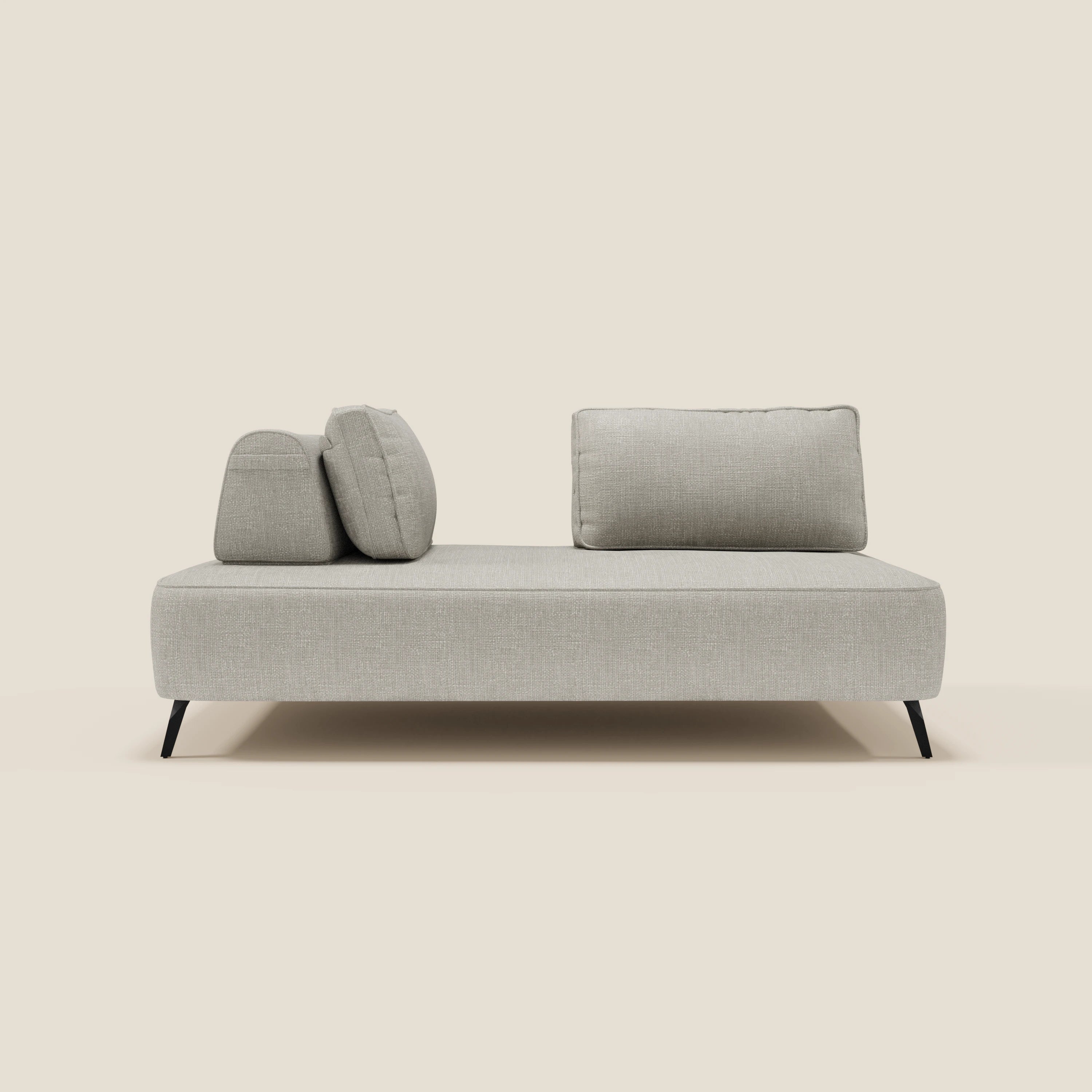 Il divano modulare Volta con schienali mobili in raffinato tessuto ciniglia T06 grigio chiaro di Divani.Store, dal design moderno e minimalista con sottili gambe nere, è mostrato su sfondo beige, con tre schienali mobili ai lati.