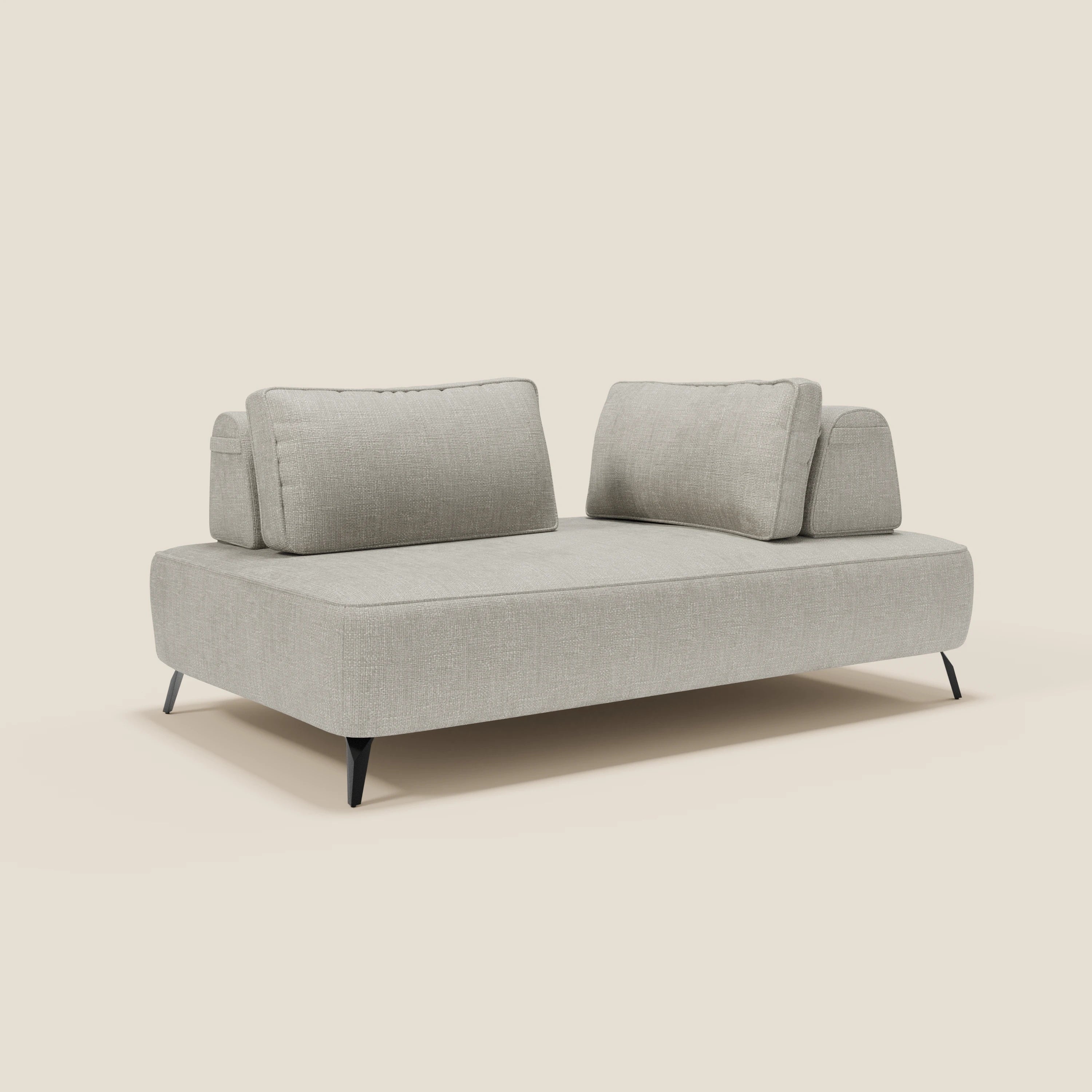 Il divano Volta modulare con schienali mobili di Divani.Store, in tessuto ciniglia T06 grigio chiaro, vanta linee pulite, due schienali rettangolari mobili e bassi piedini neri angolati per un design contemporaneo e minimalista.