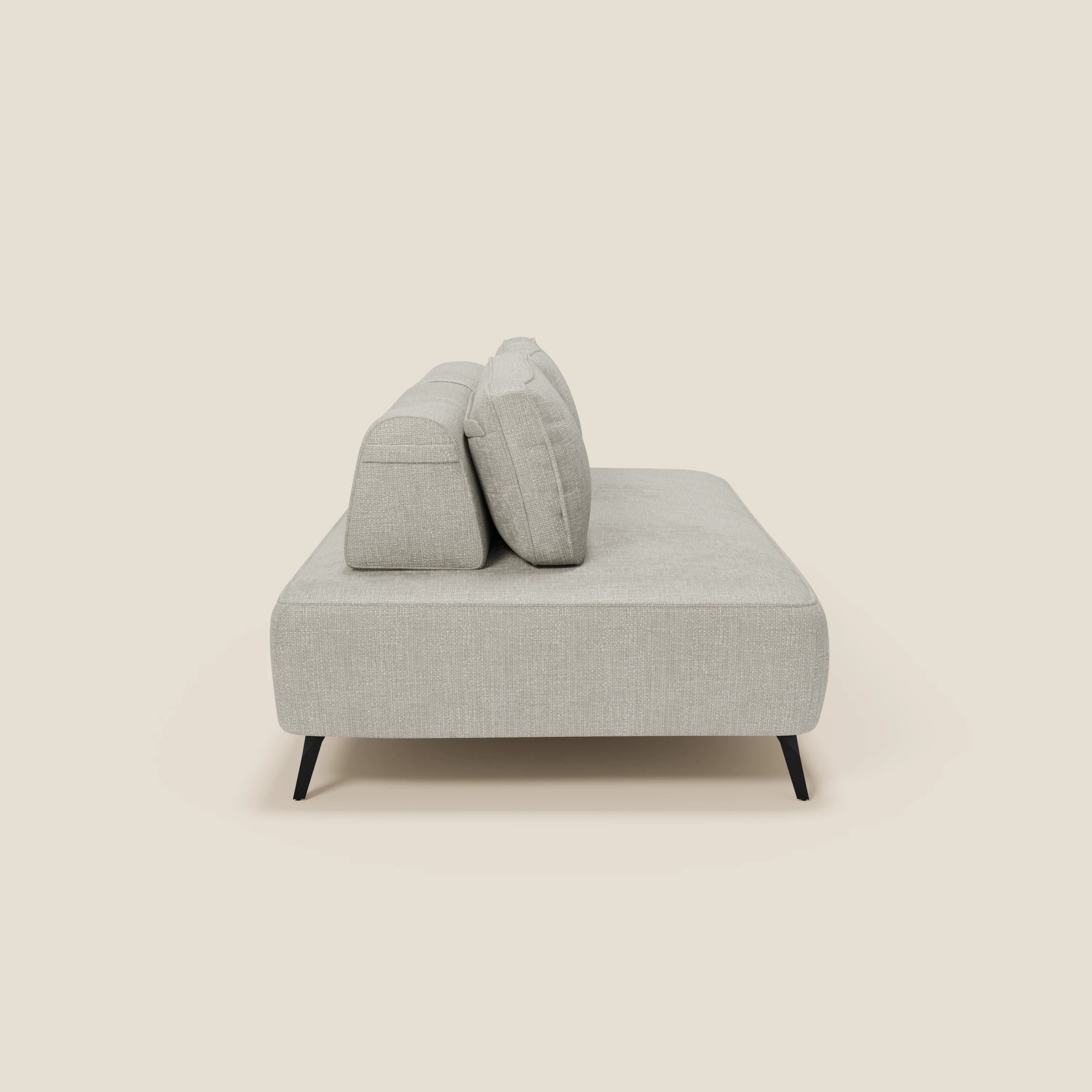 Vista laterale di Volta divano modulare con schienali mobili in raffinato tessuto ciniglia T06 grigio chiaro di Divani.Store, con due grandi cuscini di schienale, sottili gambe nere e un design squadrato e minimalista su sfondo crema.