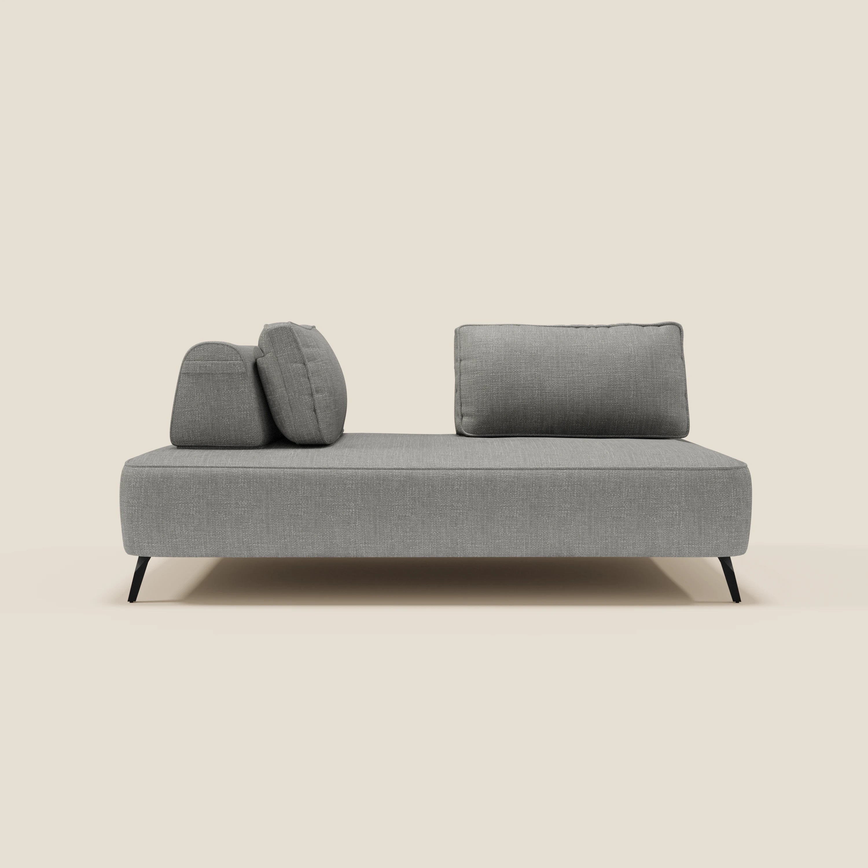 Il divano modulare Volta di Divani.Store è caratterizzato da schienali mobili e tre cuscini sfoderabili in raffinato tessuto ciniglia T06 grigio, con gambe angolari nere e un design minimalista a basso profilo per un look versatile.