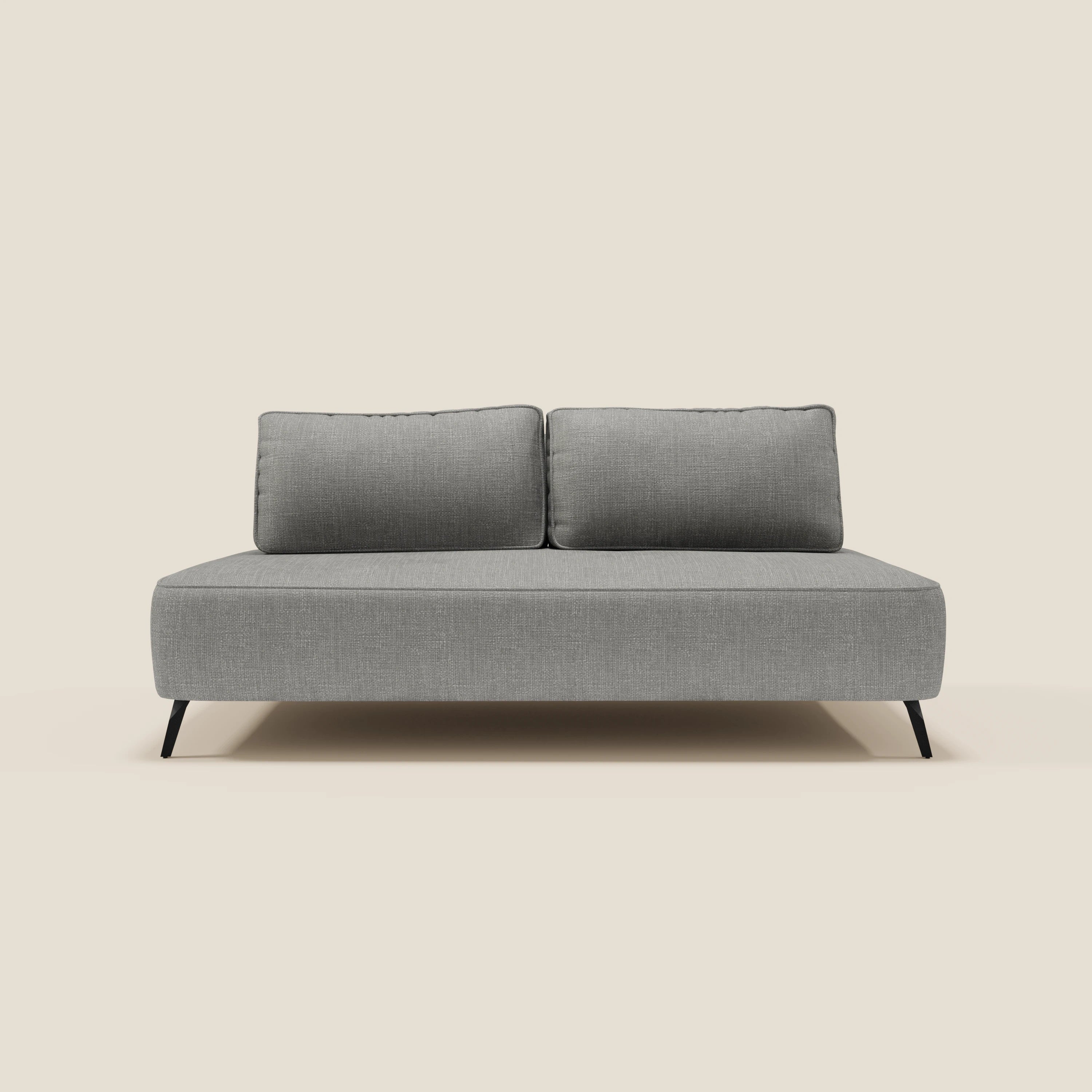 Il divano modulare Volta con schienali mobili in raffinato tessuto ciniglia T06 grigio di Divani.Store, caratterizzato da sottili gambe nere e linee pulite, è inserito in uno sfondo beige chiaro per un look moderno e minimalista.