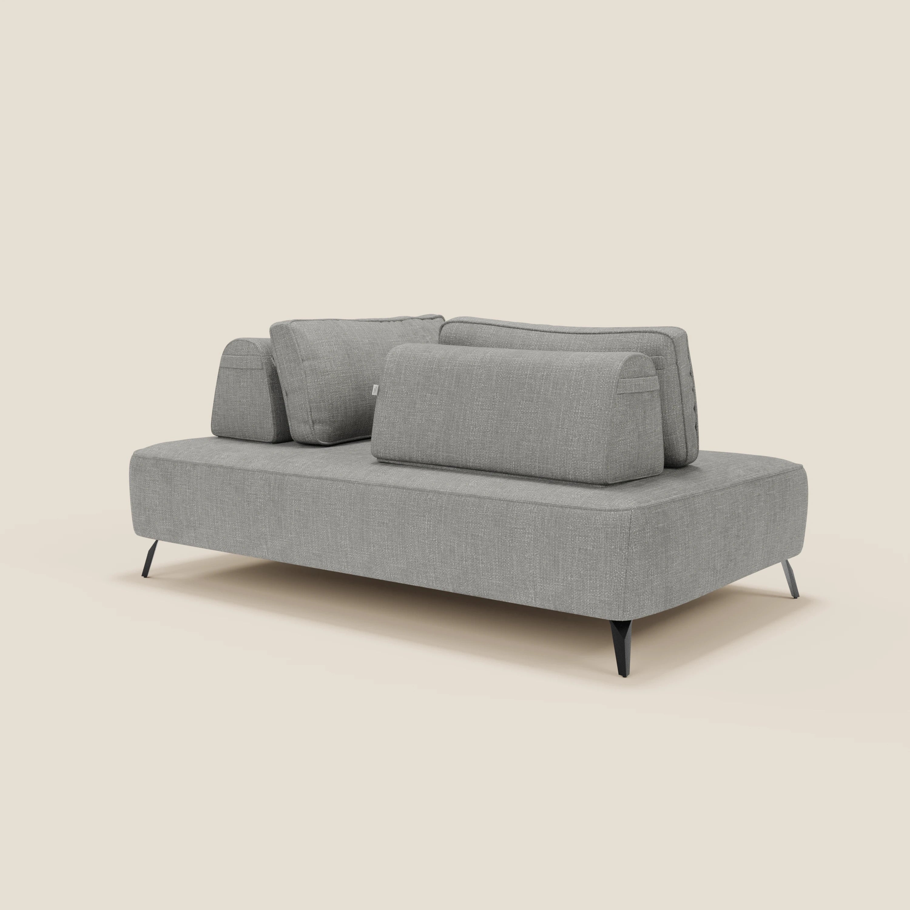 Il divano modulare Volta con schienali mobili in raffinato tessuto ciniglia T06 grigio di Divani.Store è caratterizzato da linee pulite, gambe angolate in metallo nero, cuscini dello schienale e dei braccioli staccati, il tutto su uno sfondo neutro.