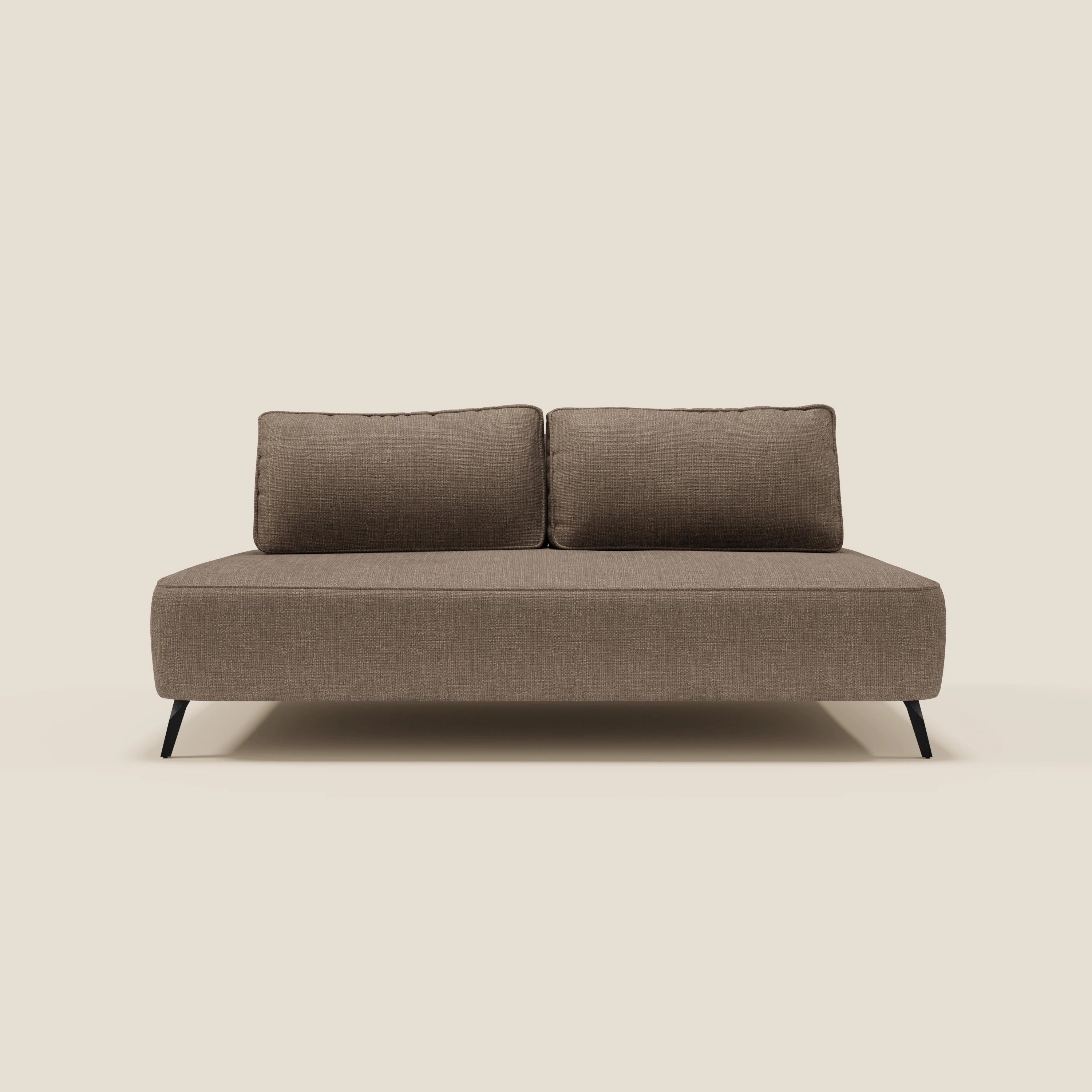 Il divano modulare Volta di Divani.Store è caratterizzato da schienali mobili, raffinato tessuto in ciniglia T06 marrone, due cuscini coordinati e sottili gambe in metallo nero. Su uno sfondo beige chiaro, vanta un design minimalista e simmetrico dalle linee pulite.