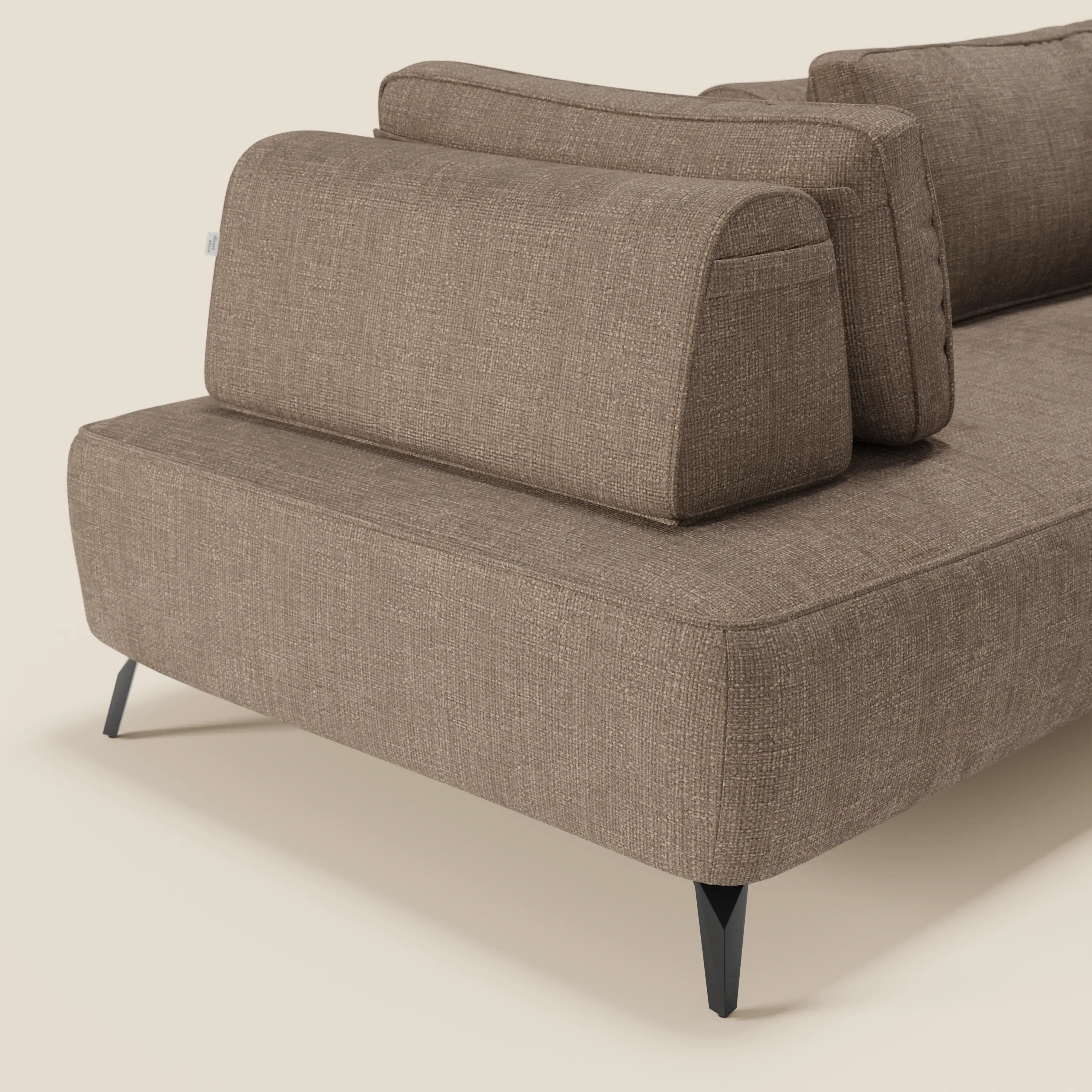 Un primo piano del divano modulare Volta di Divani.Store in tessuto ciniglia T06 marrone con schienali mobili e gambe angolate nere, che mostra il suo tessuto strutturato e le sue linee pulite e contemporanee su uno sfondo beige chiaro.