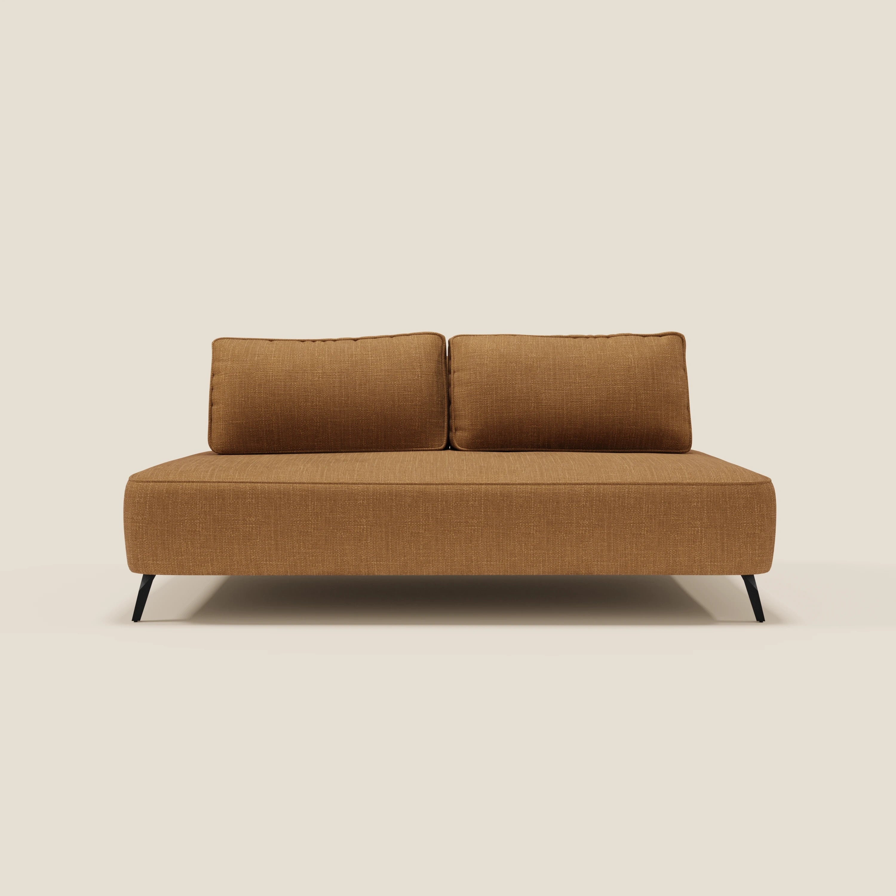 Il divano modulare Volta di Divani.Store è caratterizzato da schienali mobili e dal raffinato tessuto in ciniglia ocra T06, dal design contemporaneo, fotografato su uno sfondo beige chiaro.