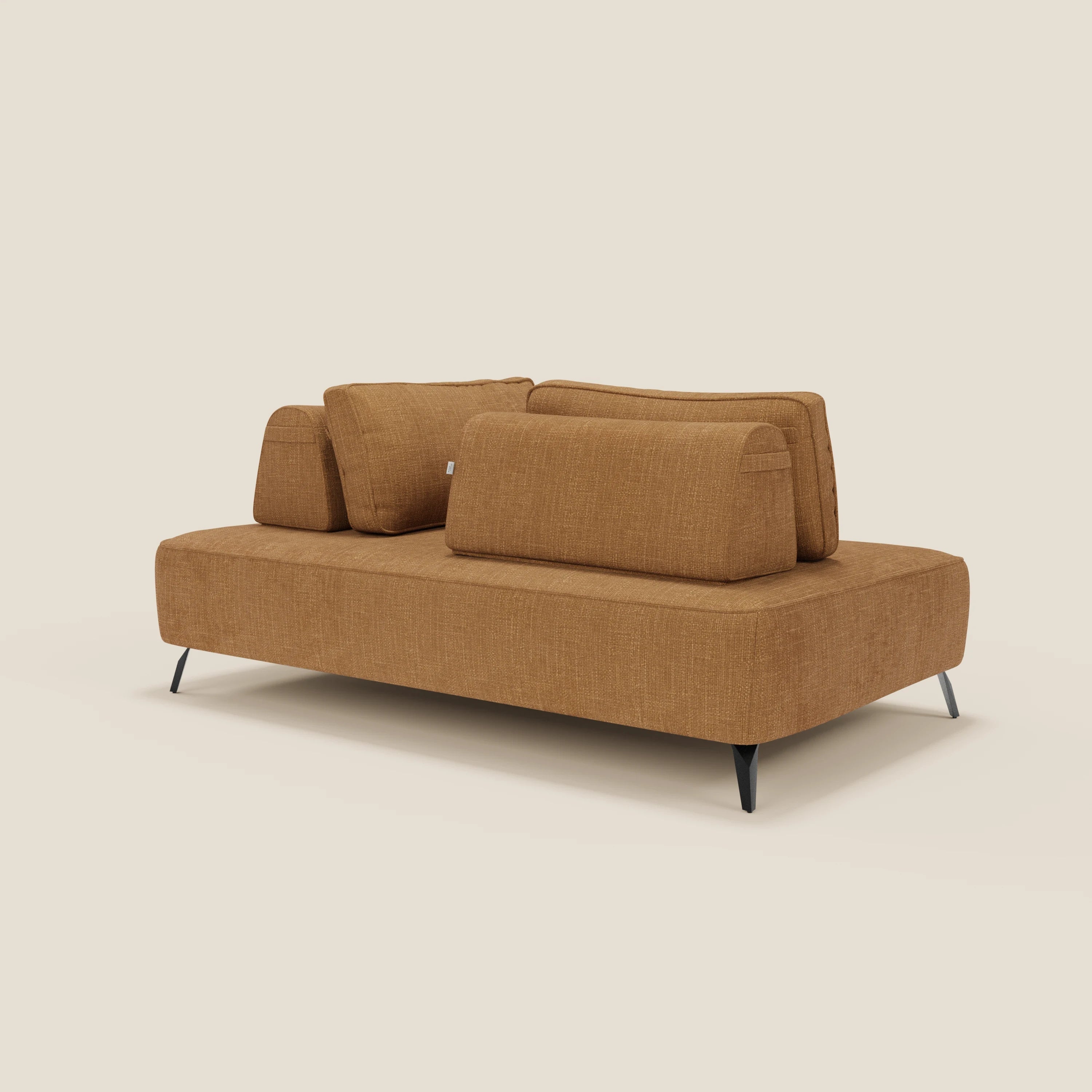 Il divano Volta modulare con schienali mobili in raffinato tessuto ciniglia T06 ocra di Divani.Store presenta linee moderne, cuscini mobili e gambe nere inclinate su fondo beige per un look contemporaneo ed elegante.