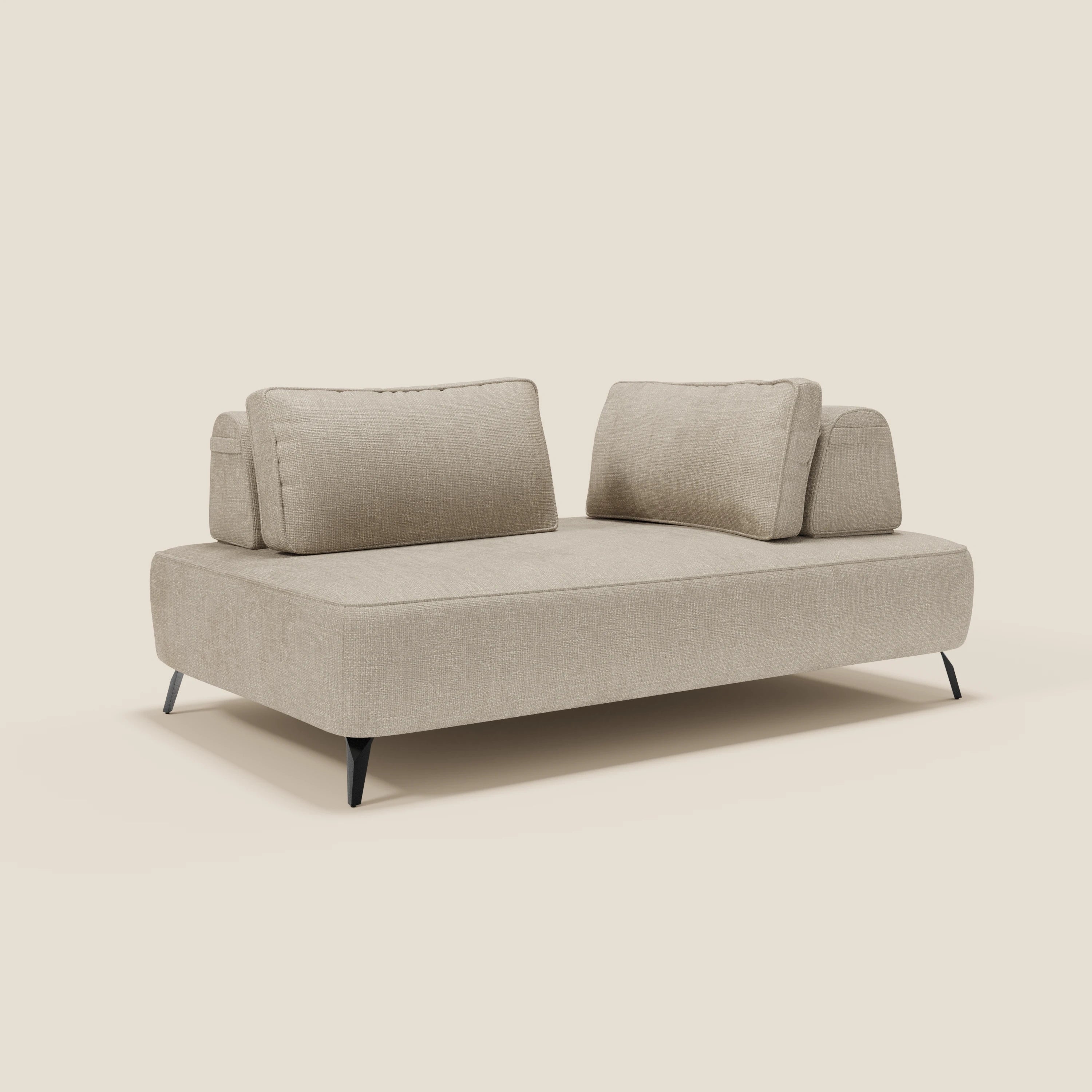 Il divano modulare Volta di Divani.Store, in raffinato tessuto ciniglia T06 panna, presenta due grandi schienali mobili, braccioli bassi e quattro gambe nere inclinate, con design contemporaneo su sfondo chiaro.