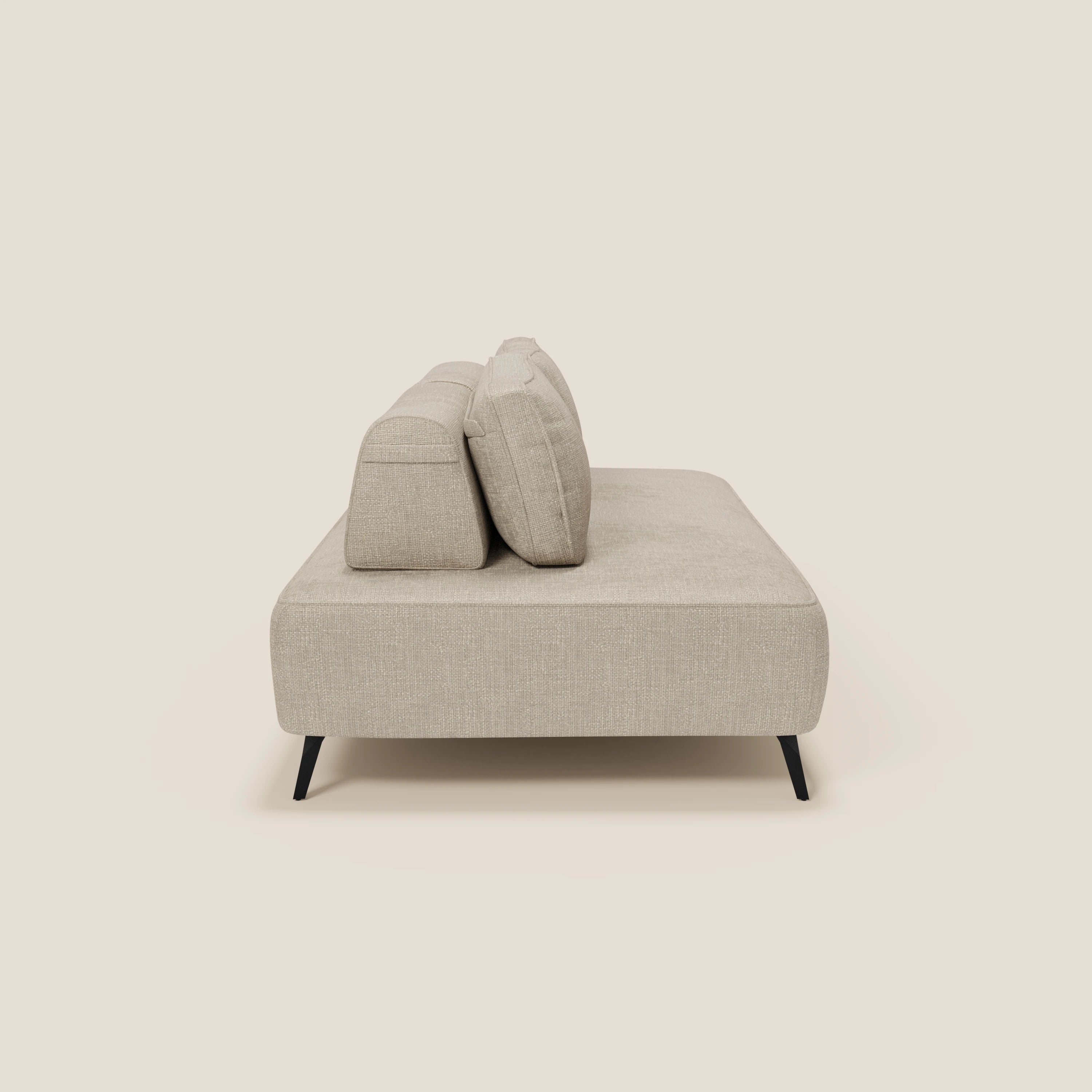 Il divano Volta modulare con schienali mobili in tessuto ciniglia T06 panna di Divani.Store è mostrato lateralmente, con due schienali mobili spessi, gambe nere sottili e uno sfondo chiaro che esalta il design contemporaneo e minimalista.