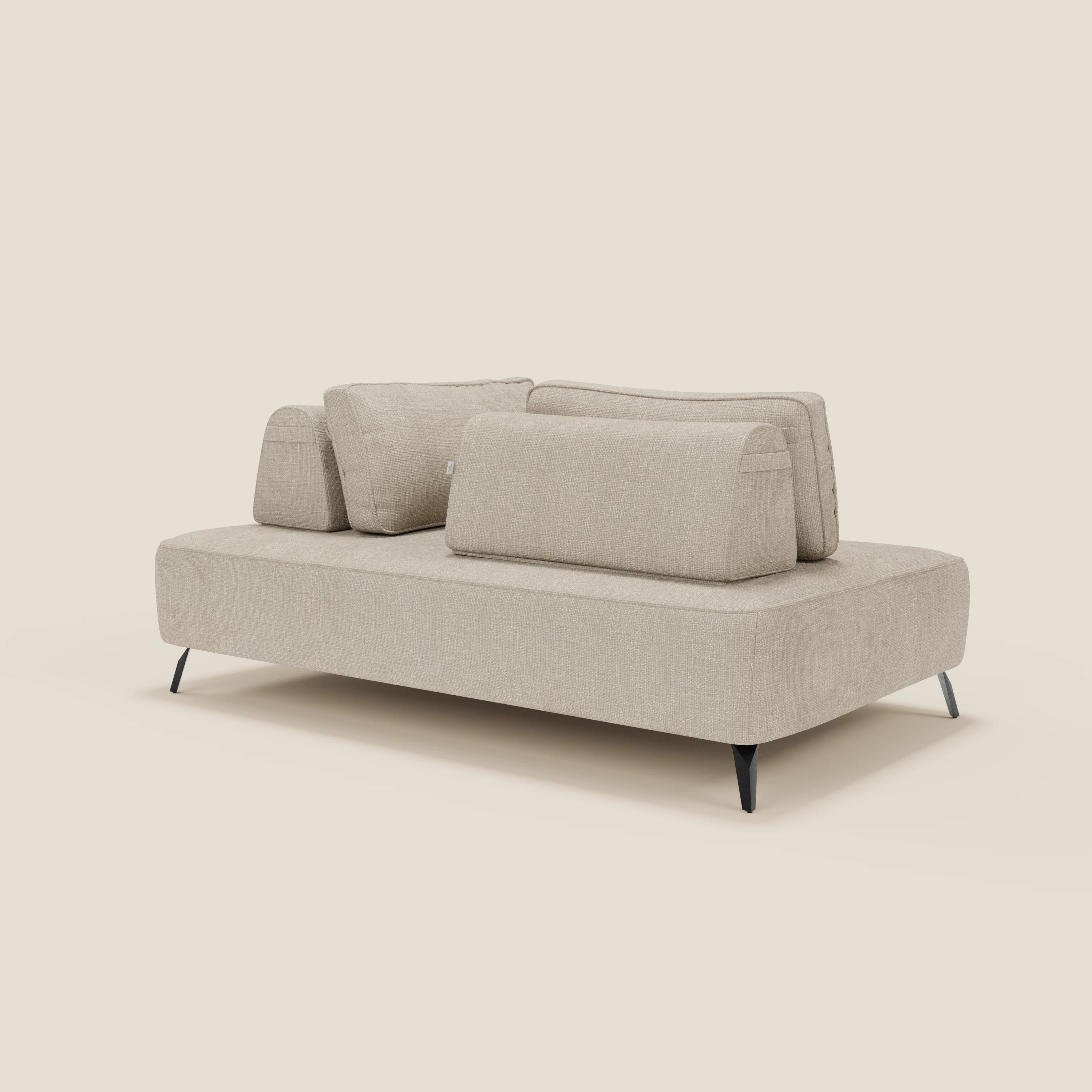 Il divano Volta modulare con schienali mobili in tessuto ciniglia T06 panna di Divani.Store, dalle linee pulite e profilo basso, con gambe nere inclinate, risale su sfondo neutro grazie al design minimal e ai cuscini asimmetrici.