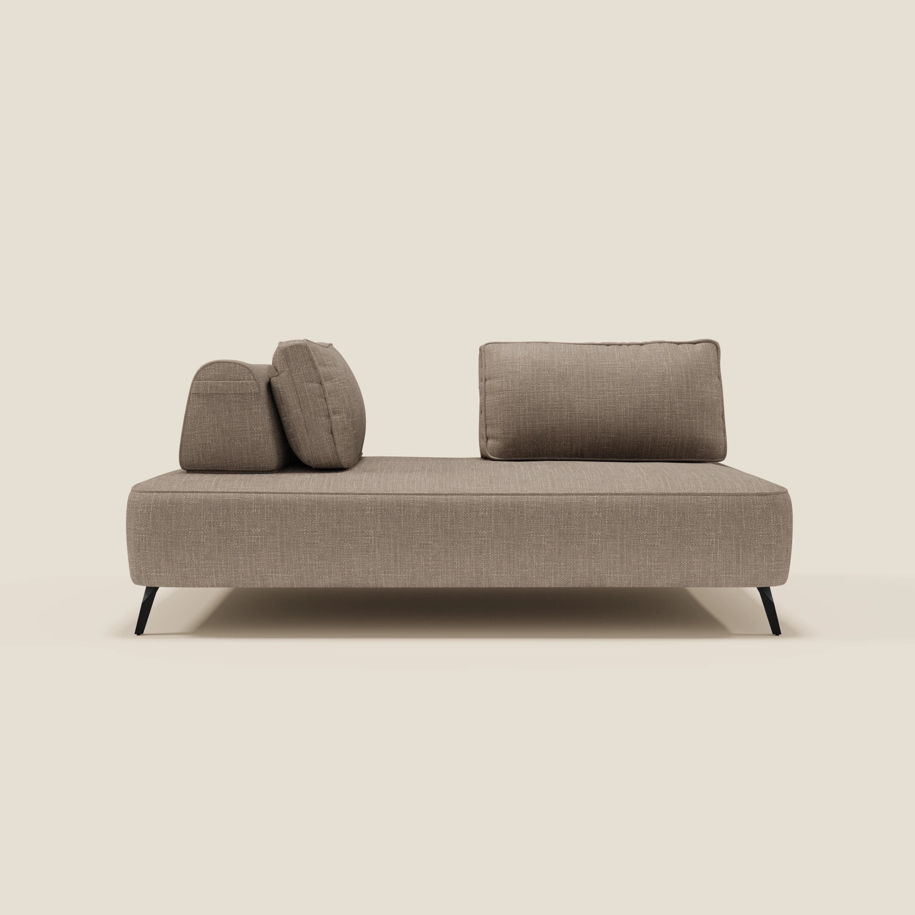 Il divano Volta modulare con schienali mobili in tessuto ciniglia T06 tortora di Divani.Store, dal design contemporaneo e dalle linee pulite, presenta due schienali, una sponda e piedini neri slanciati; senza bracciolo sinistro, risale su fondo beige.