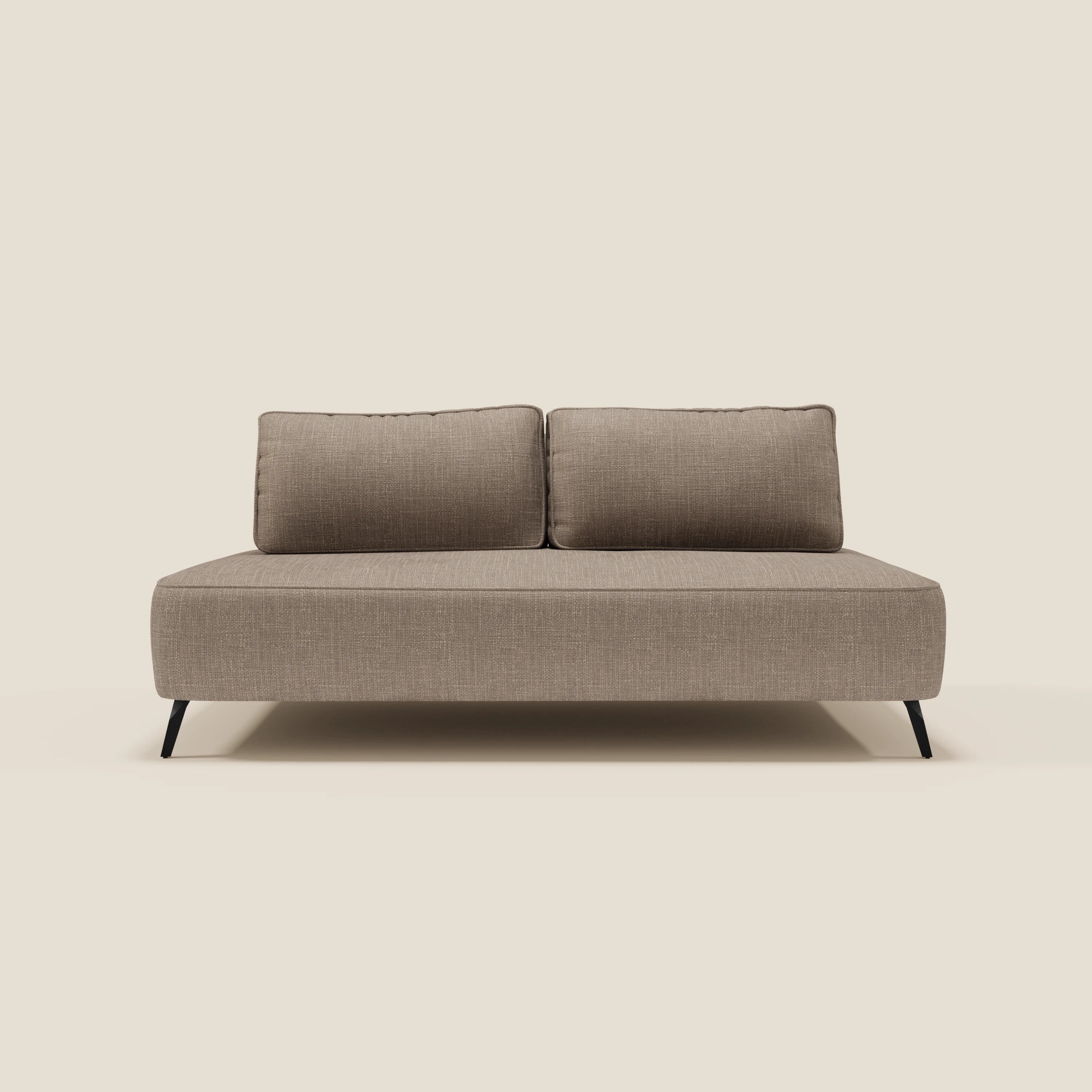 Il divano modulare Volta di Divani.Store, in raffinato tessuto ciniglia T06 tortora con due schienali mobili e sottili gambe nere, è centrato su uno sfondo beige chiaro per un look minimalista e contemporaneo.