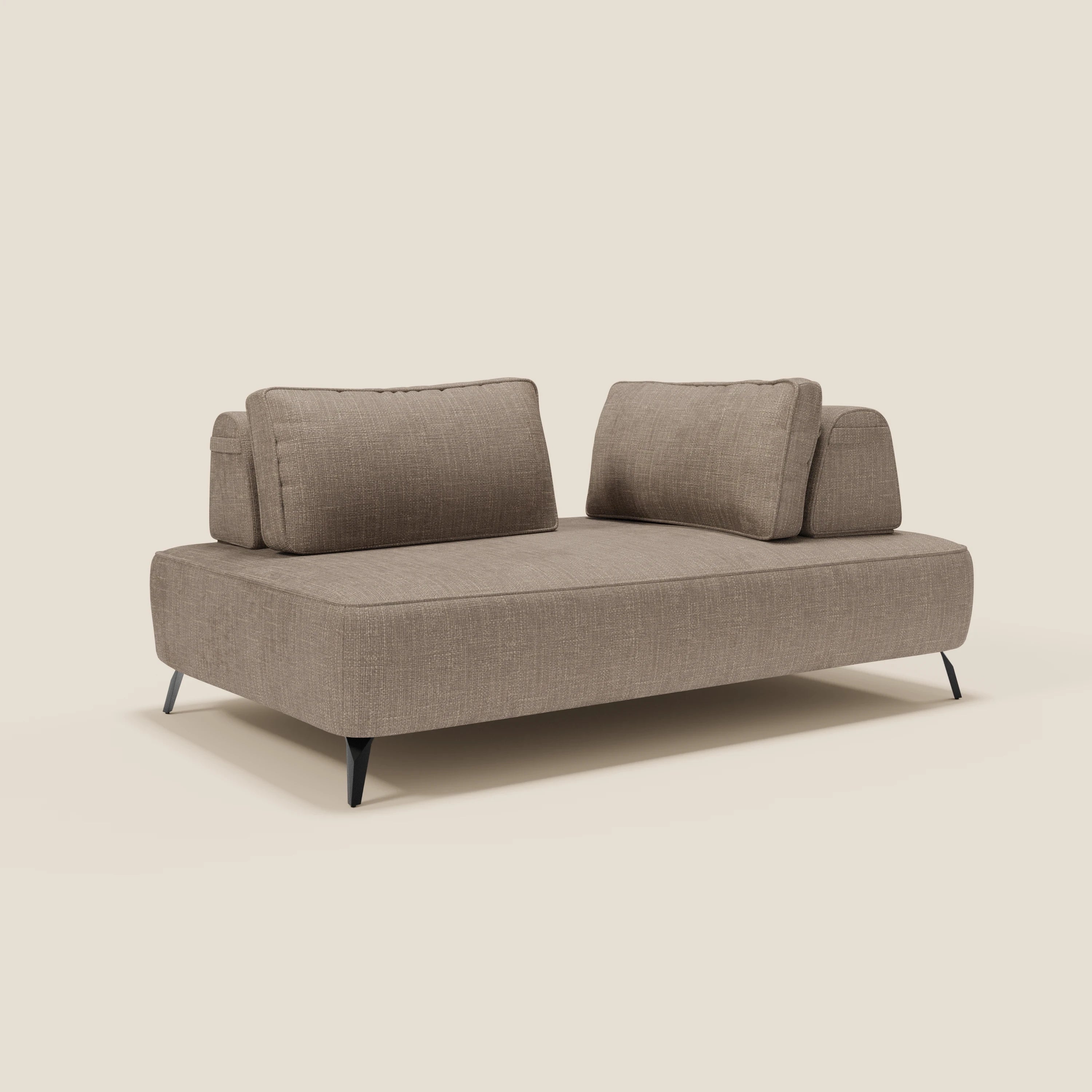 Il divano Volta modulare con schienali mobili in raffinato tessuto ciniglia T06 tortora di Divani.Store, con seduta ampia, linee pulite, gambe nere inclinate e design senza braccioli minimalista, risale su uno sfondo beige neutro.
