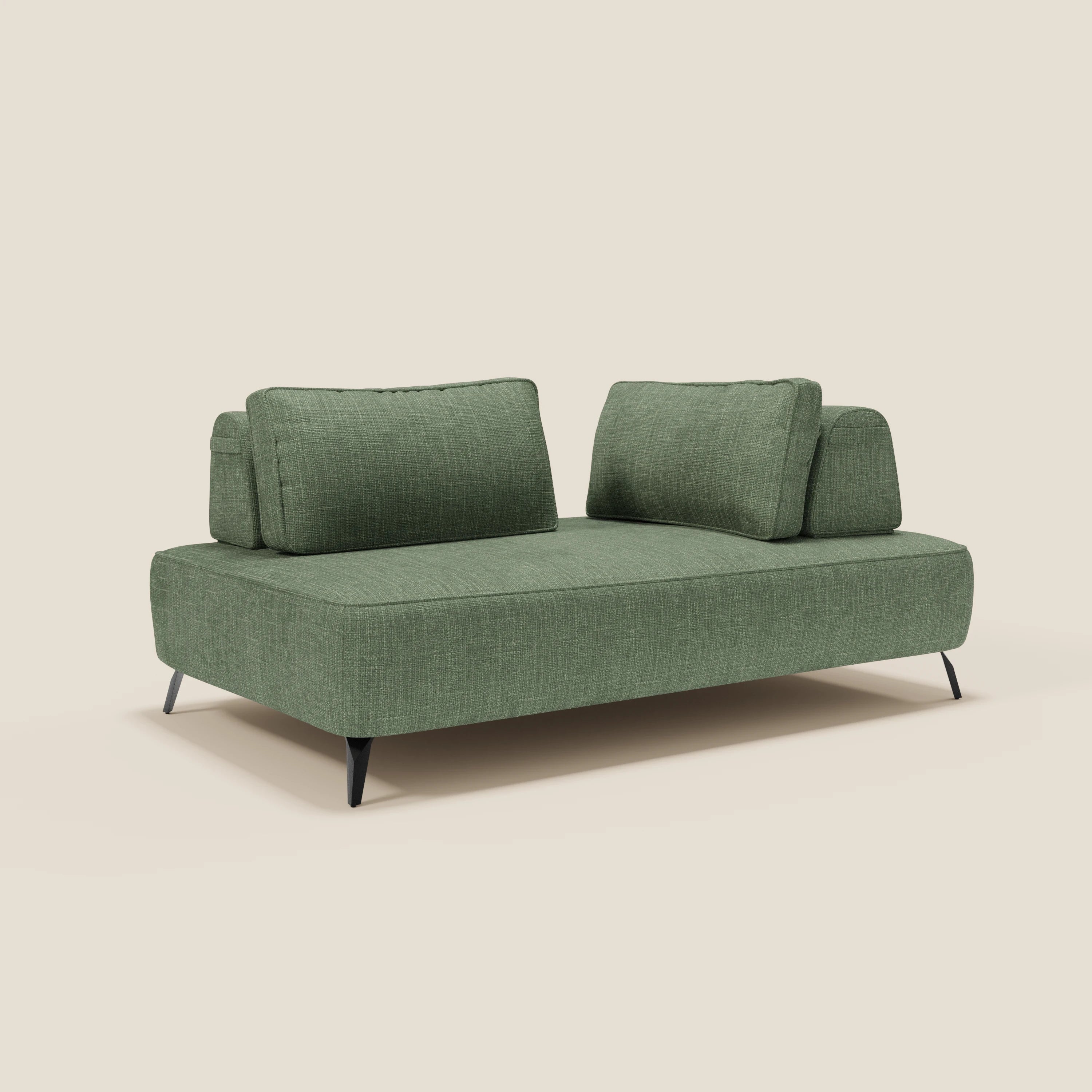 Il divano modulare Volta di Divani.Store, in raffinato tessuto ciniglia T06 verde con schienali mobili, braccioli bassi e gambe nere inclinate, presenta un design contemporaneo e minimalista con una delicata texture.