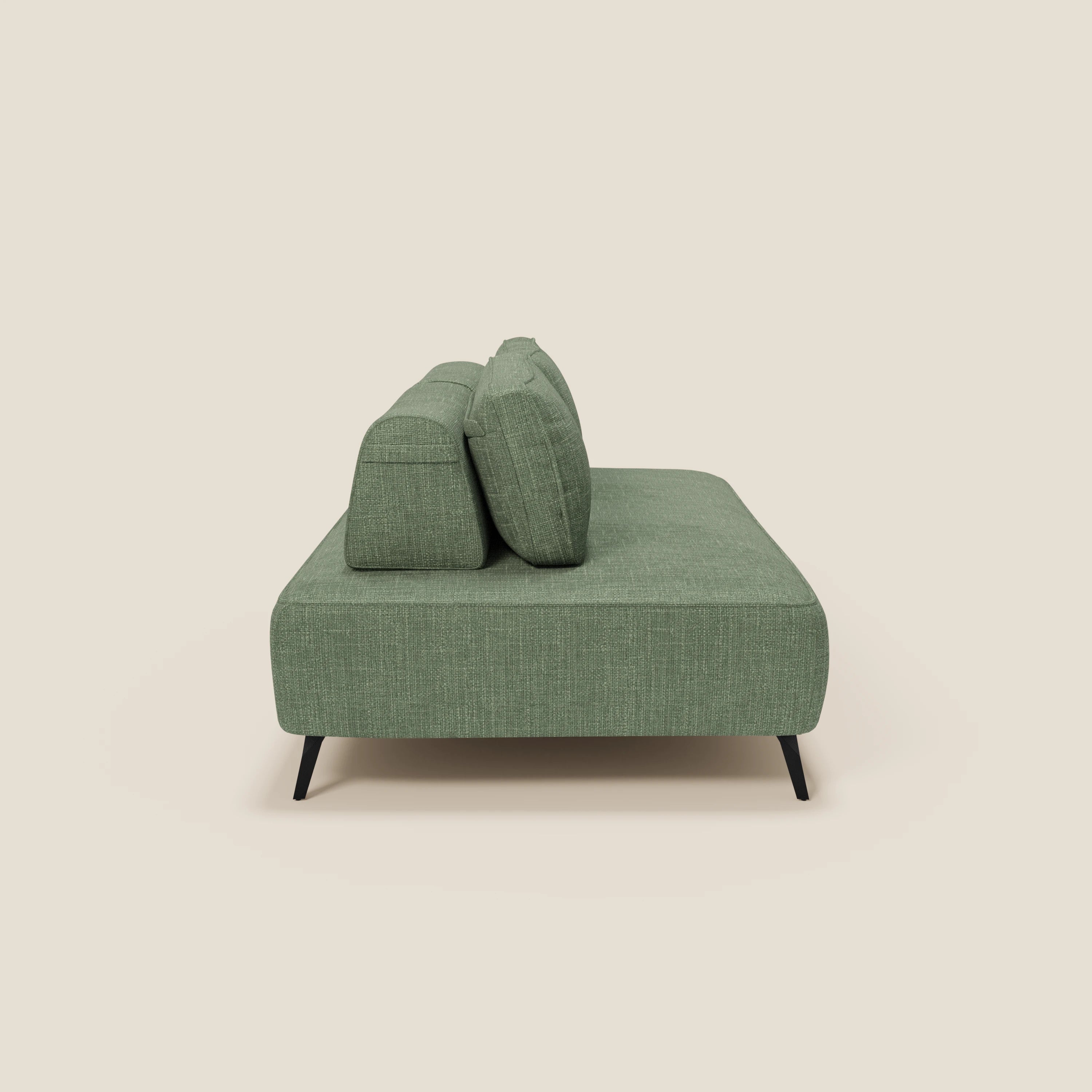Vista laterale del divano modulare Volta con schienali mobili in raffinato tessuto ciniglia T06 verde di Divani.Store, caratterizzato da un design squadrato e contemporaneo con ampi cuscini di schienale, sottili gambe nere e rivestimento in ciniglia testurizzata.