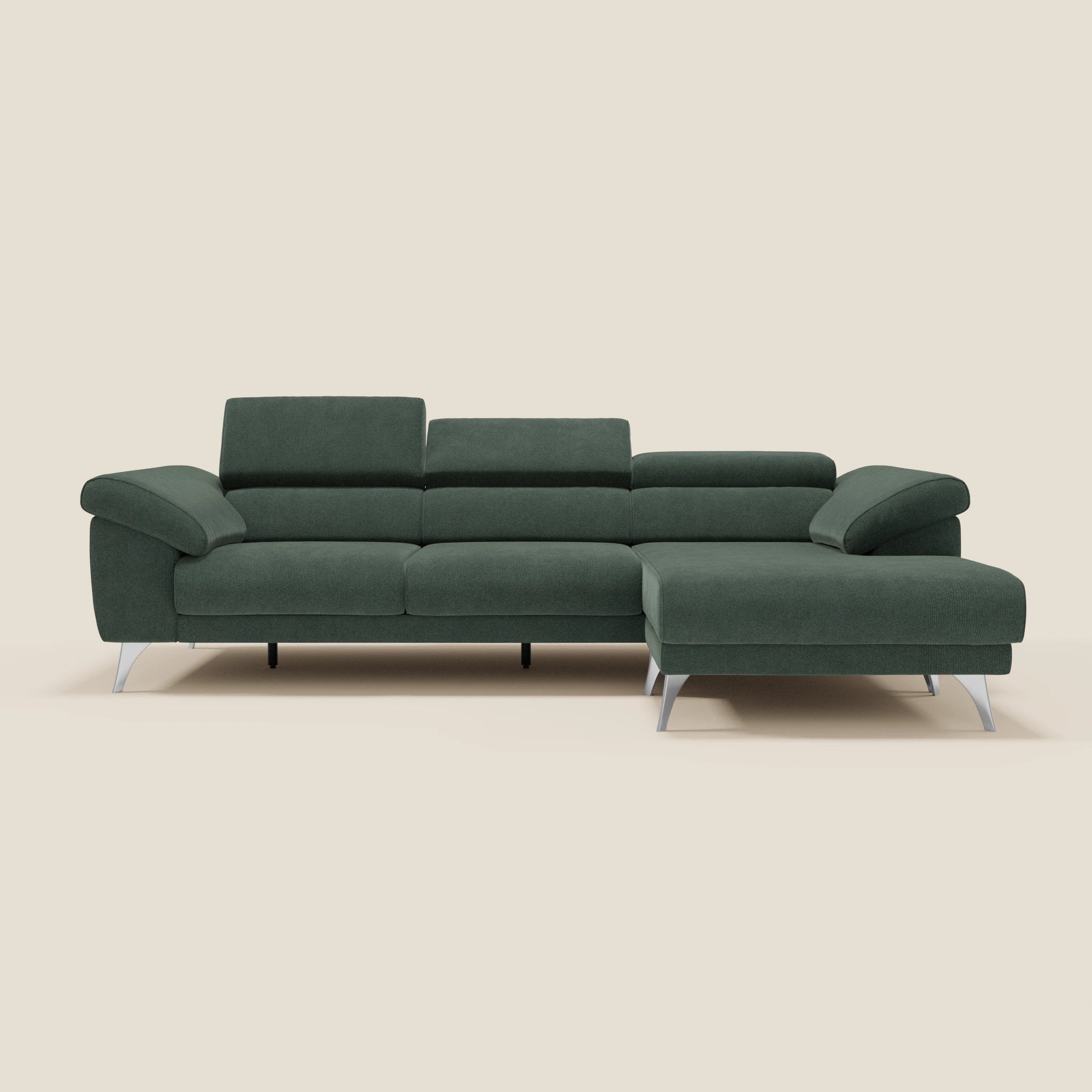 Il divano angolare Donatello di Divani.Store in tessuto smacchiabile T23 verde è caratterizzato da sedute scorrevoli, braccioli contenitori e poggiatesta regolabili, con una chaise longue destra allungata su uno sfondo beige chiaro.