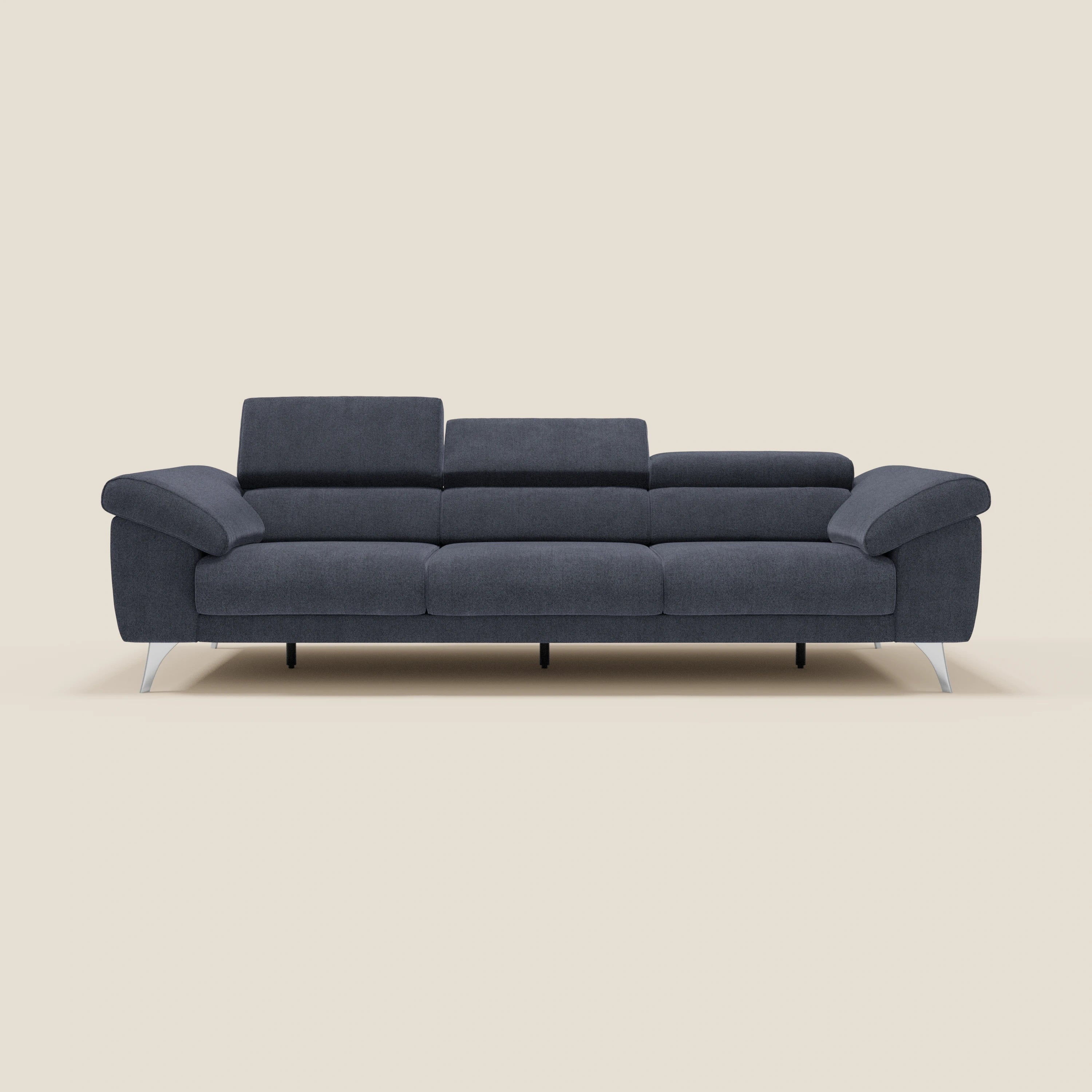 Il divano Donatello di Divani.Store è caratterizzato da 3 sedute allungabili, braccioli contenitore, poggiatesta reclinabili in tessuto smacchiabile T23 blu ardesia, dal design minimalista su sfondo beige chiaro.