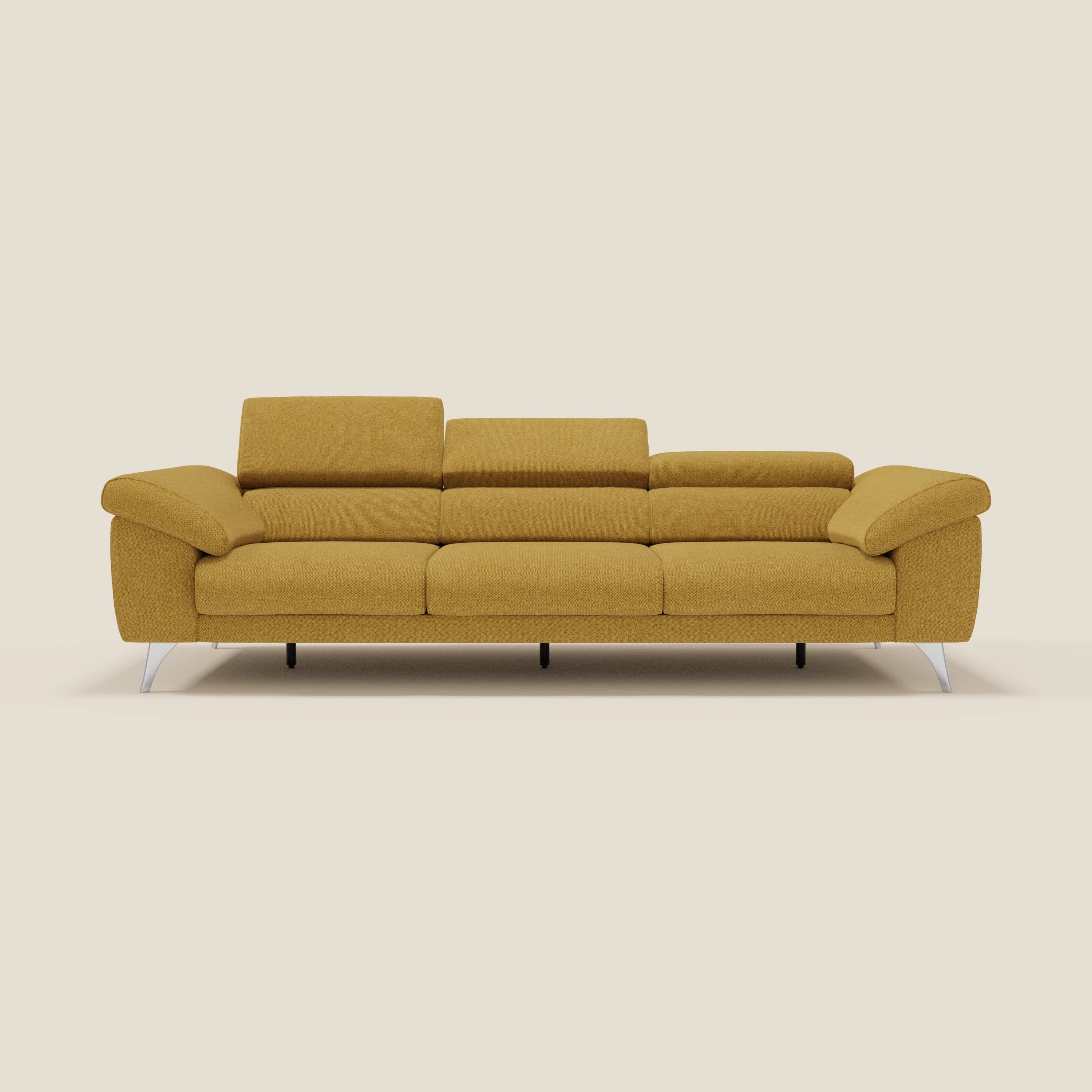 Divano Donatello con 3 sedute allungabili, braccioli contenitore e poggiatesta reclinabili in tessuto smacchiabile T23 giallo sole di Divani.Store si staglia su uno sfondo beige chiaro, trasudando comfort contemporaneo ed eleganza minimalista.