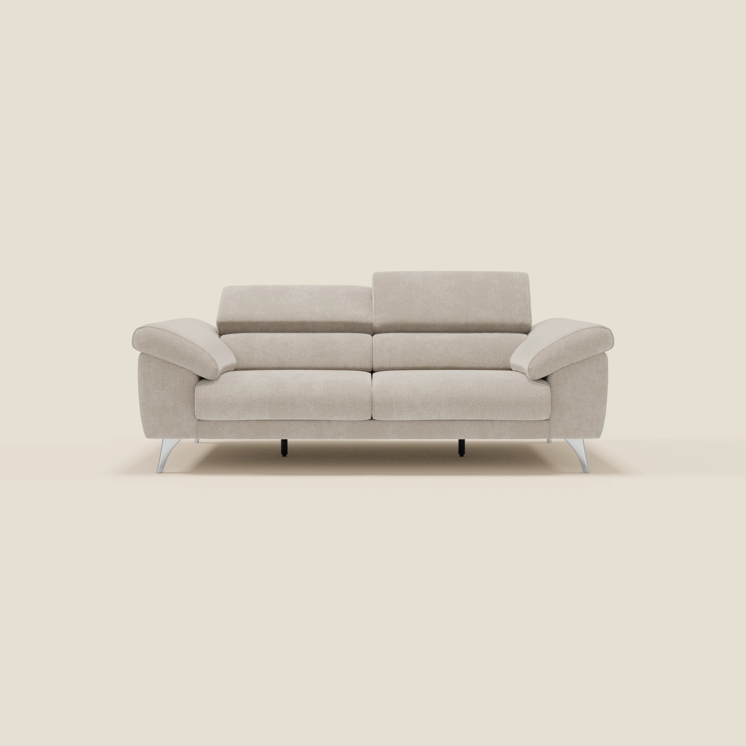 Il divano Donatello di Divani.Store è caratterizzato da sedute allungabili, braccioli contenitore, poggiatesta reclinabili e tessuto smacchiabile T23 panna per garantire comfort e praticità in un elegante design contemporaneo.