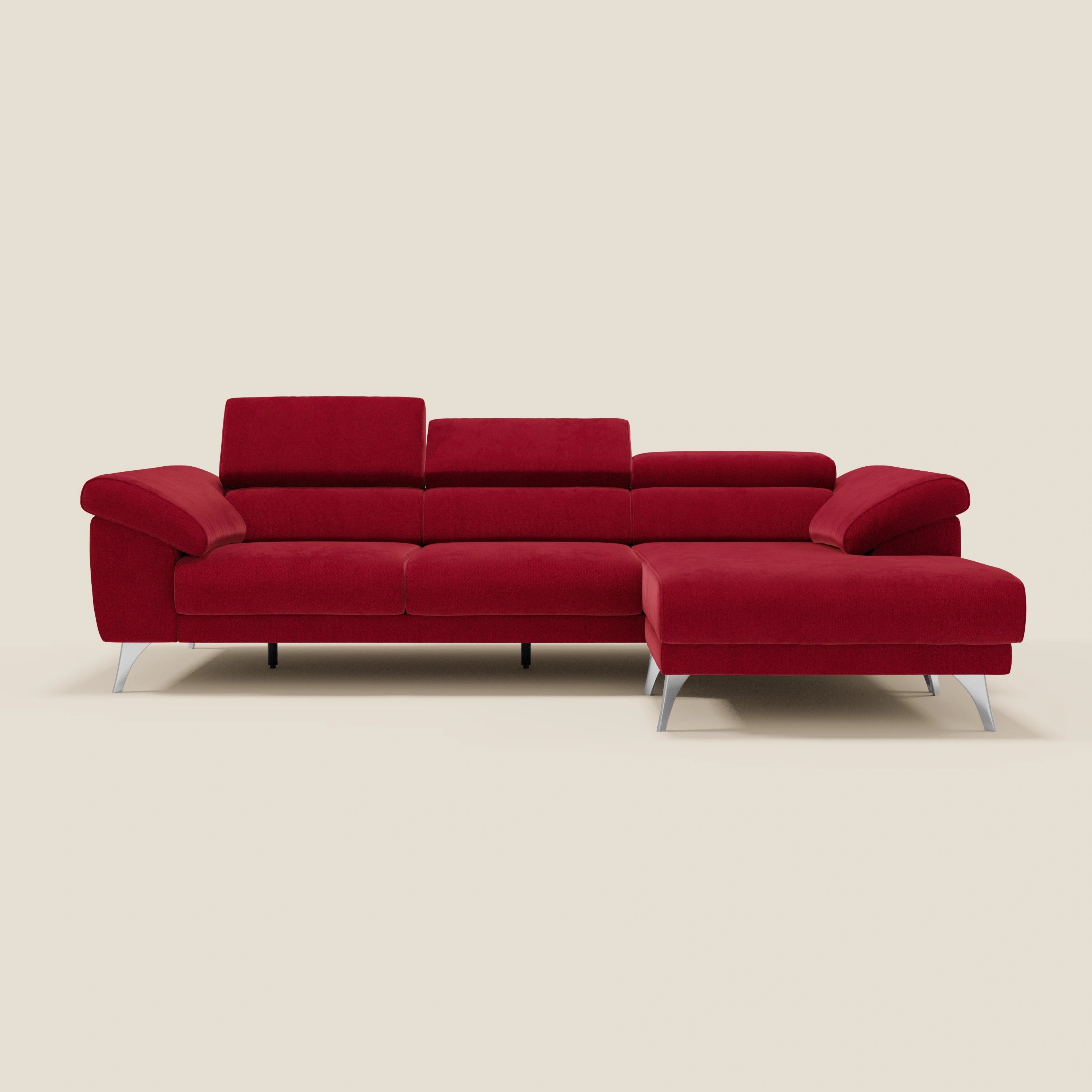 Il Donatello Divano angolare di Divani.Store è caratterizzato da sedute scorrevoli, braccioli contenitore, poggiatesta e tessuto antimacchia T23 bordeaux. Design moderno con chaise lounge sul lato destro, su sfondo beige.