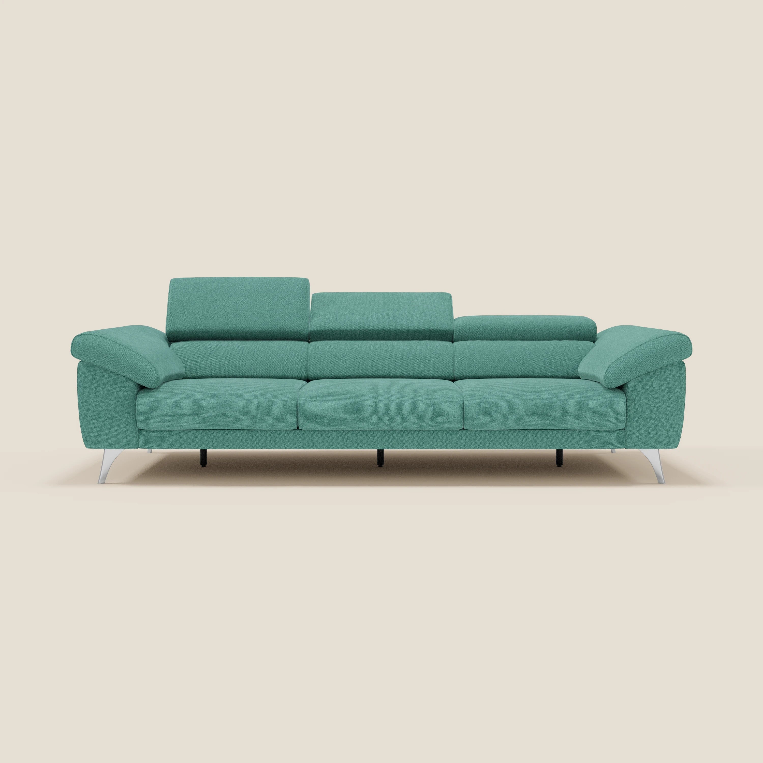 Il divano Donatello di Divani.Store è caratterizzato da 3 sedute allungabili, braccioli contenitore, poggiatesta reclinabili e tessuto antimacchia T23 verde acqua in un design pulito e minimalista con eleganti gambe in metallo su sfondo beige.
