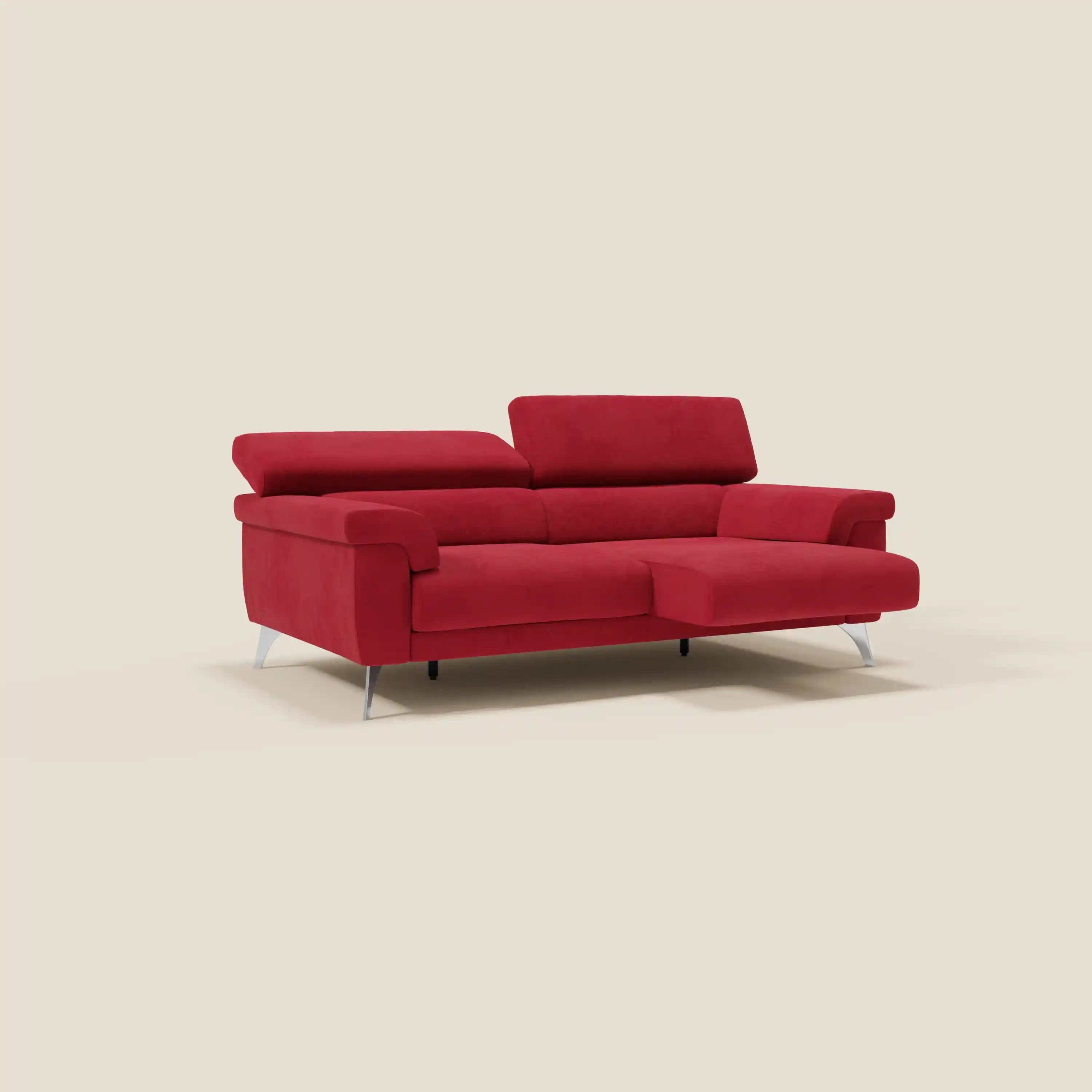 Il divano Raffaello di Divani.Store in smacchiabile microfibra T11 rosso è caratterizzato da sedute allungabili, poggiatesta reclinabili, braccioli angolari, gambe in metallo e chaise lounge destra. Su uno sfondo beige chiaro.