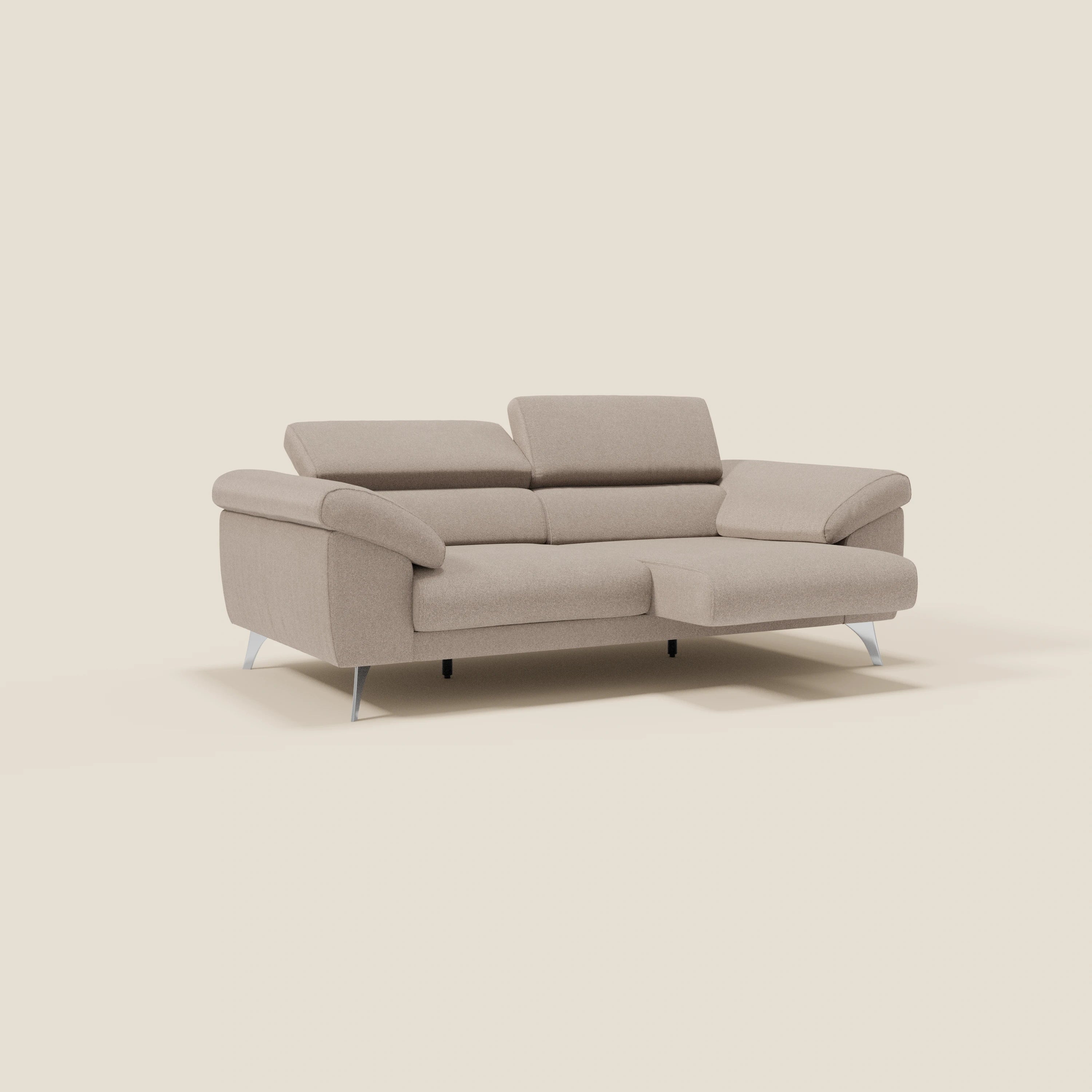 Il divano Donatello di Divani.Store in tessuto smacchiabile T23 tortora è caratterizzato da sedute allungabili, braccioli contenitore e poggiatesta reclinabili per il massimo comfort e design contemporaneo su sfondo crema chiaro.