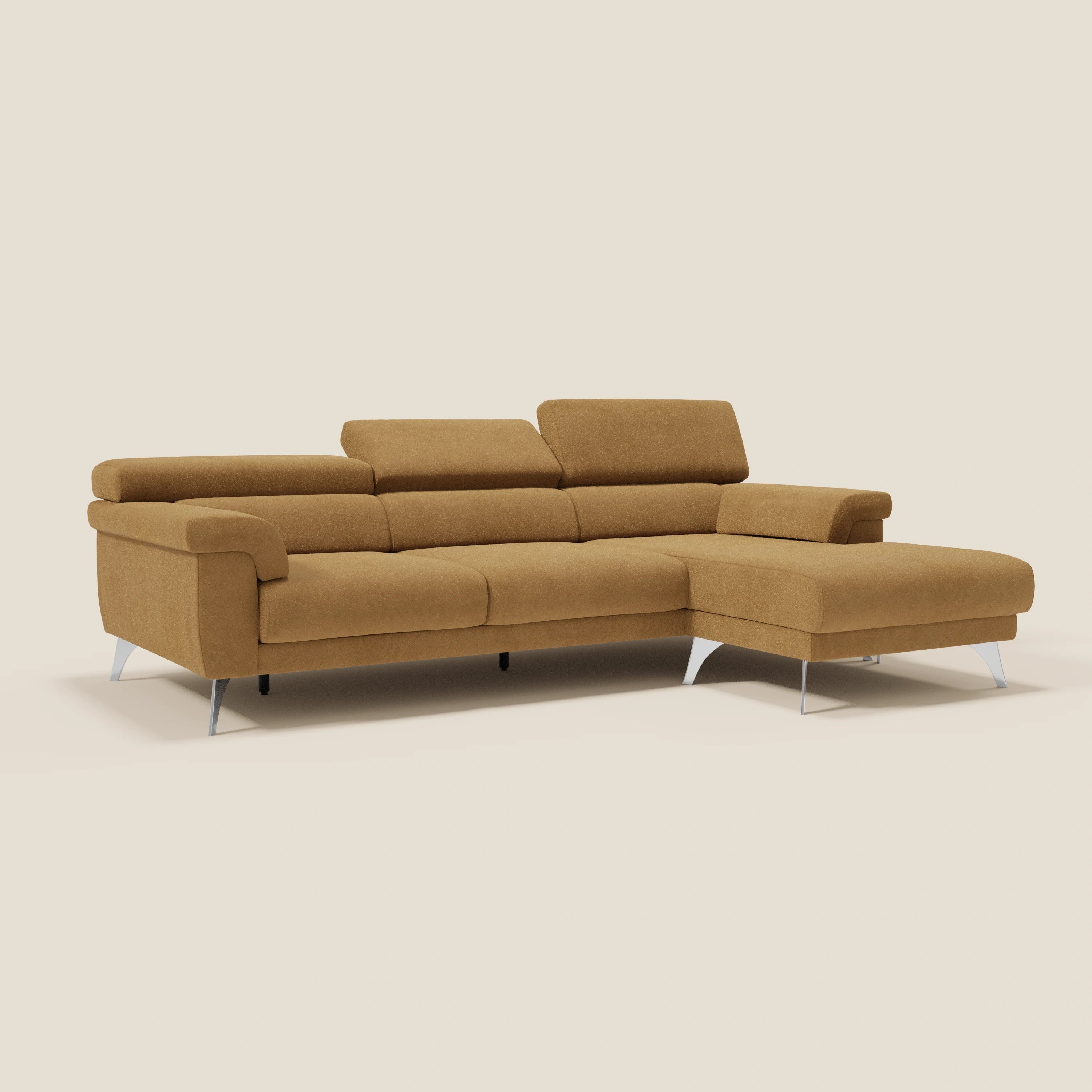 Il Raffaello Divano angolare di Divani.Store è caratterizzato da sedute scorrevoli, poggiatesta regolabili, rivestimento in microfibra T11 cuoio e chaise longue con ampi braccioli e gambe in metallo su sfondo beige chiaro.