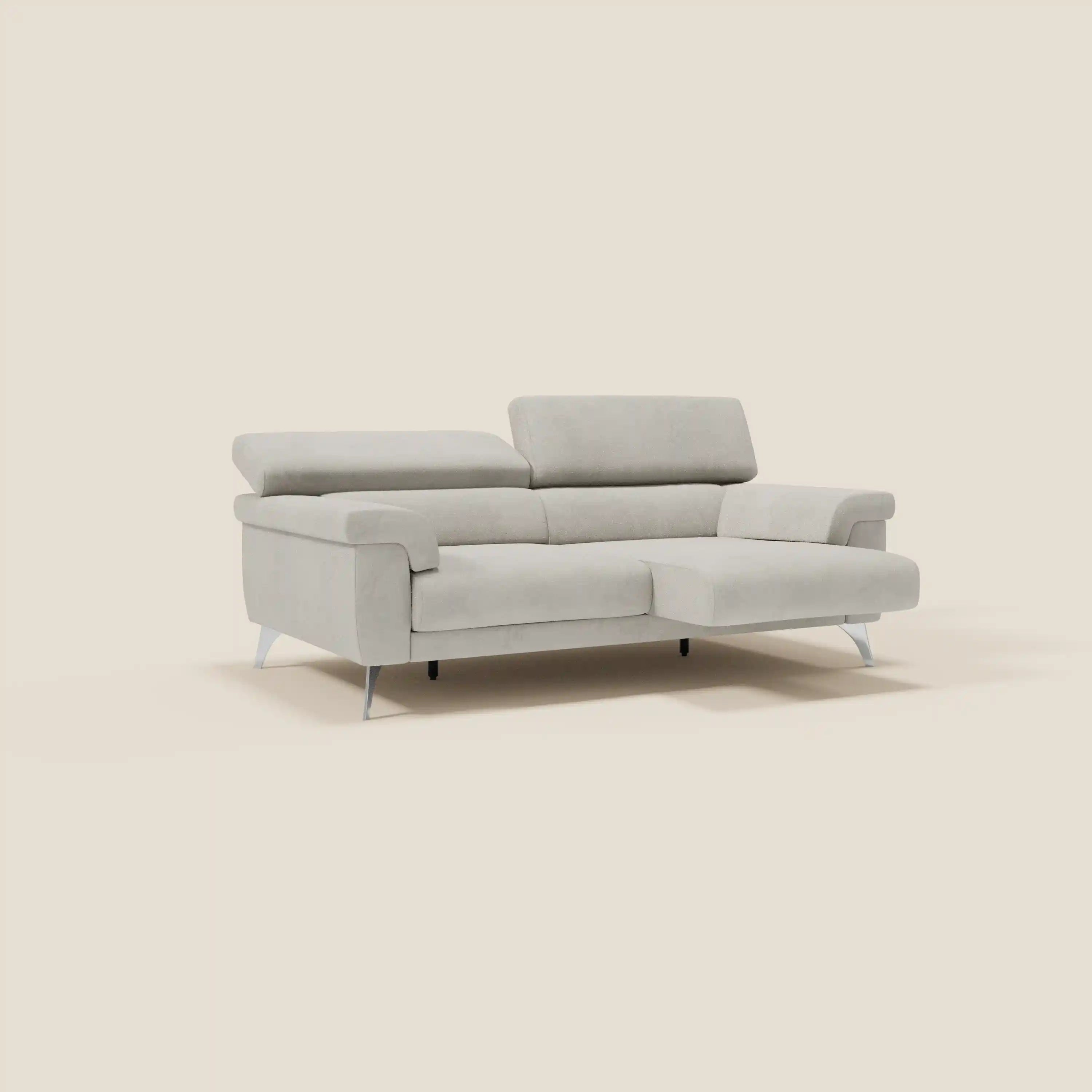 Raffaello di Divani.Store è un moderno divano in microfibra T11 panna con sedute allungabili, poggiatesta reclinabili, gambe in metallo e chaise lounge sul lato destro. Le linee sono pulite e il rivestimento è morbido e antimacchia, su uno sfondo beige.