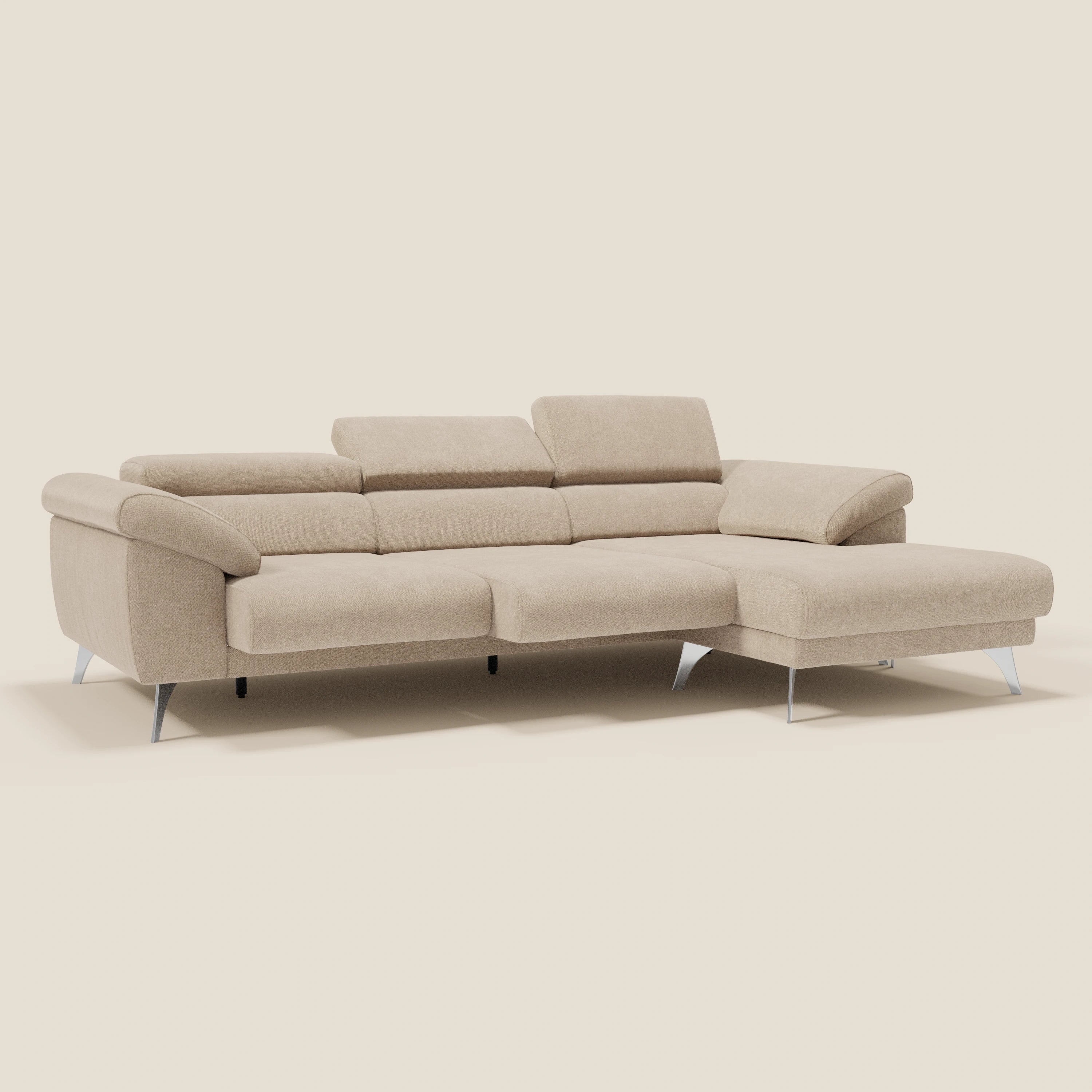 Il divano angolare Donatello di Divani.Store in tessuto smacchiabile beige T23 è caratterizzato da sedute scorrevoli, braccioli contenitori e poggiatesta regolabili: un divano moderno e minimalista che unisce stile e comfort.