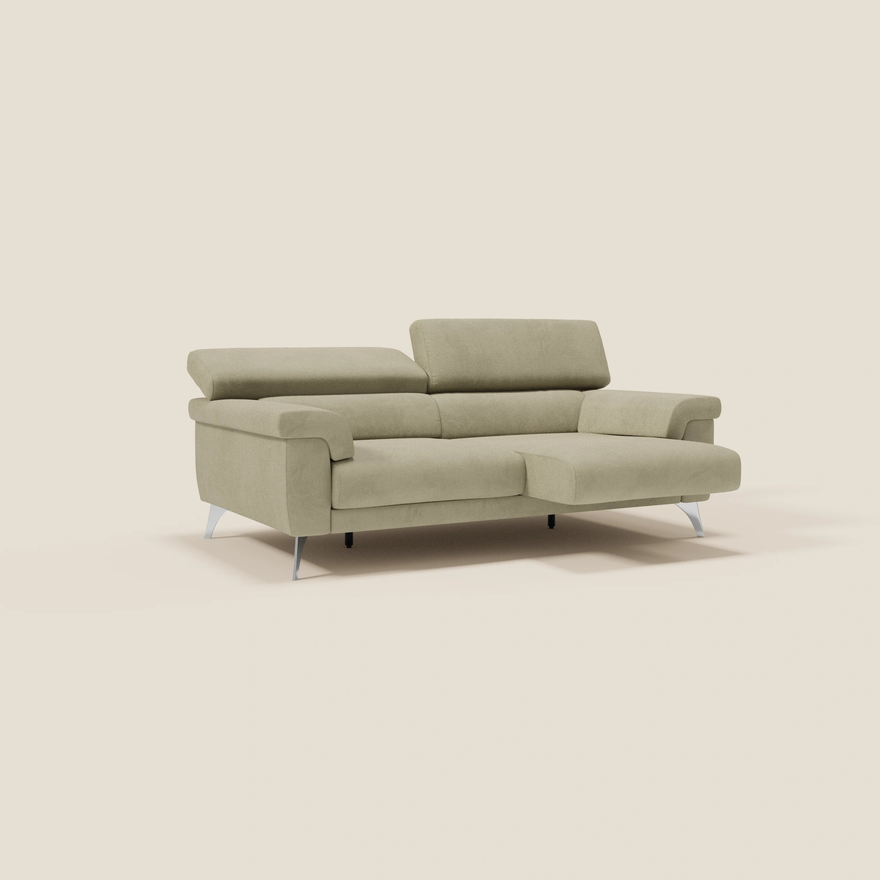 Il divano Raffaello con sedute allungabili e poggiatesta reclinabili in microfibra smacchiabile T11 beige di Divani.Store è caratterizzato da sedute allungabili e poggiatesta reclinabili per un comfort personalizzabile, con un look moderno e gambe in metallo su sfondo crema.
