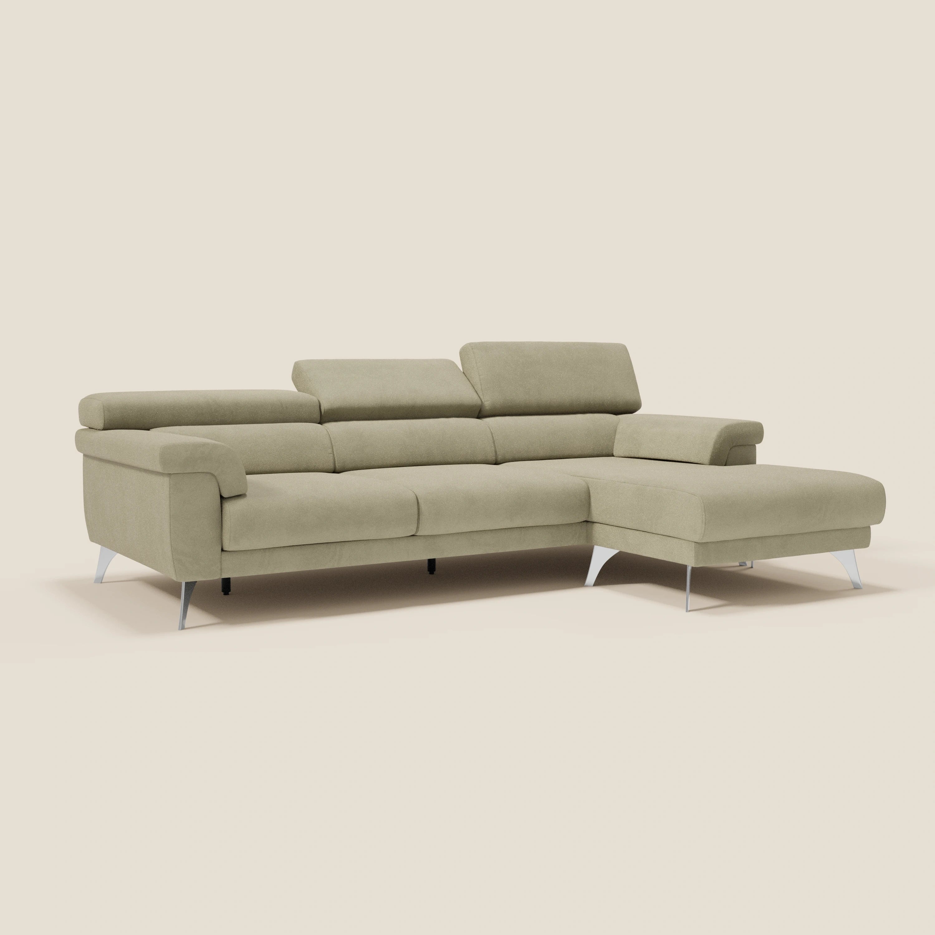 Il divano angolare Raffaello di Divani.Store in microfibra beige T11 è caratterizzato da sedute scorrevoli, poggiatesta regolabili, gambe in metallo e chaise longue destra. La sua forma a L, su sfondo crema, offre uno stile e un comfort moderni.