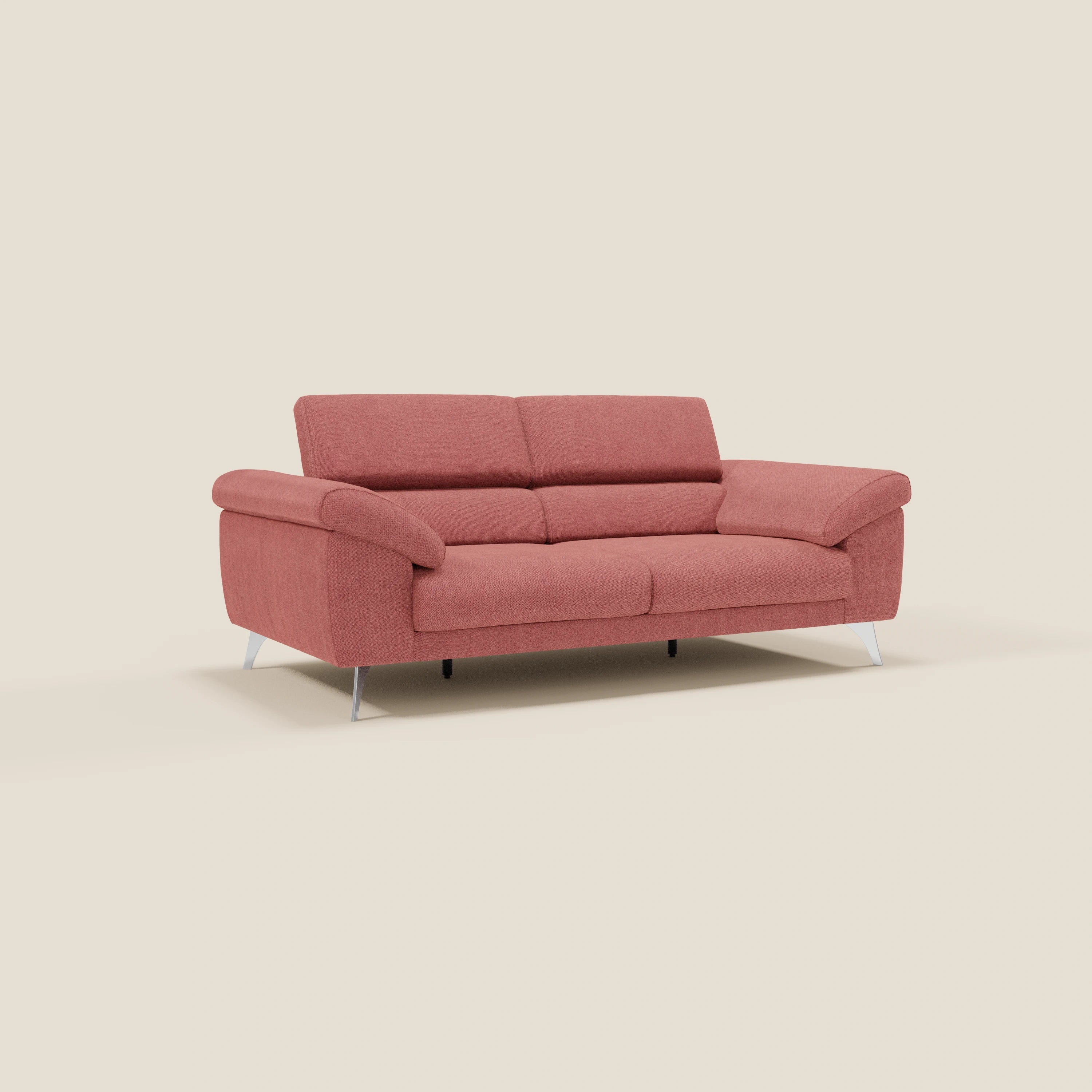 Il divano Donatello con sedute allungabili, braccioli contenitore e poggiatesta reclinabili in tessuto smacchiabile T23 rosso ciliegia di Divani.Store è caratterizzato da un design moderno con schienali imbottiti e gambe eleganti in metallo su sfondo beige.