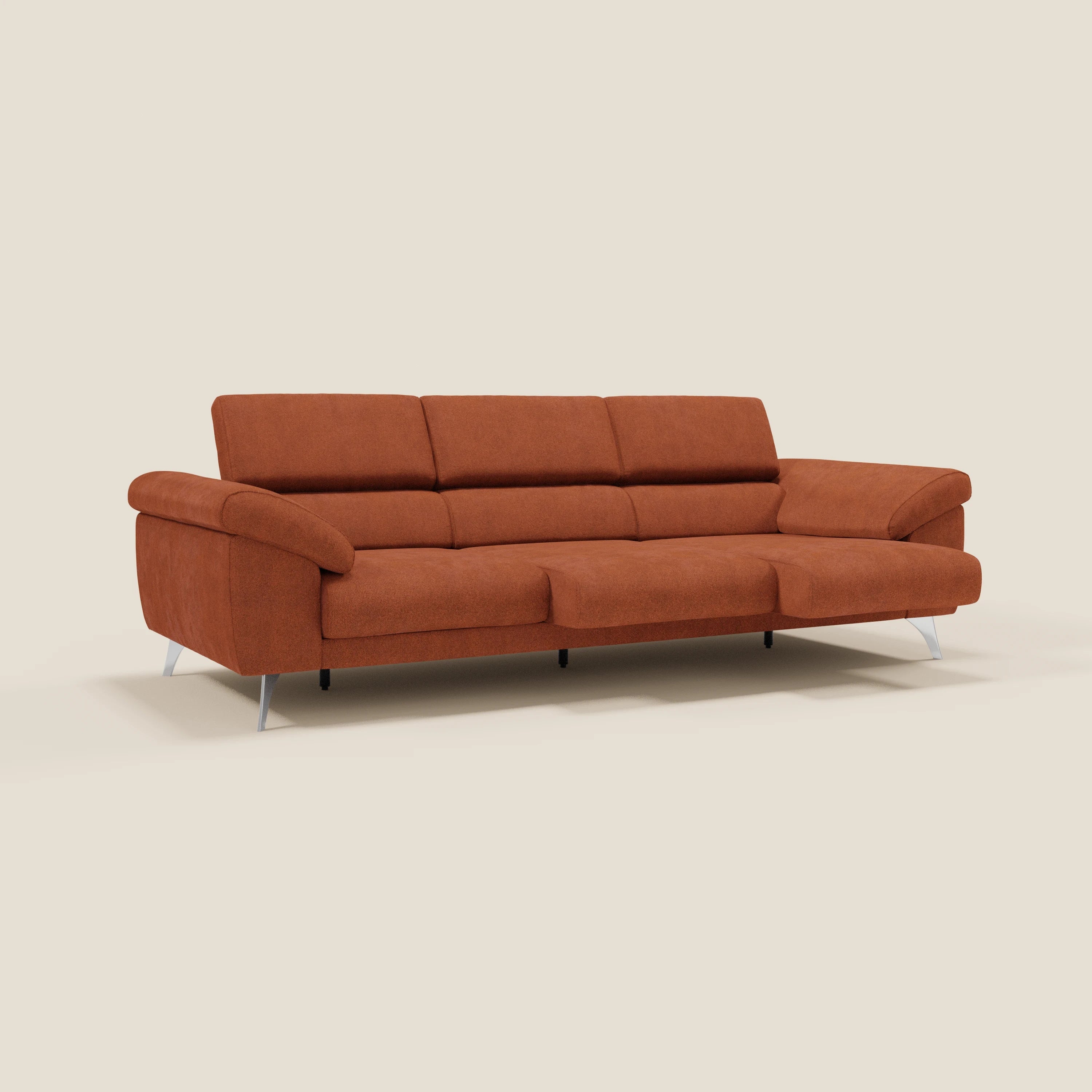 Il divano Donatello di Divani.Store è un divano in tessuto antimacchia T23 arancione ruggine con 3 sedute allungabili, braccioli contenitori e poggiatesta reclinabili, che unisce il comfort moderno alle eleganti gambe in metallo su uno sfondo beige chiaro.