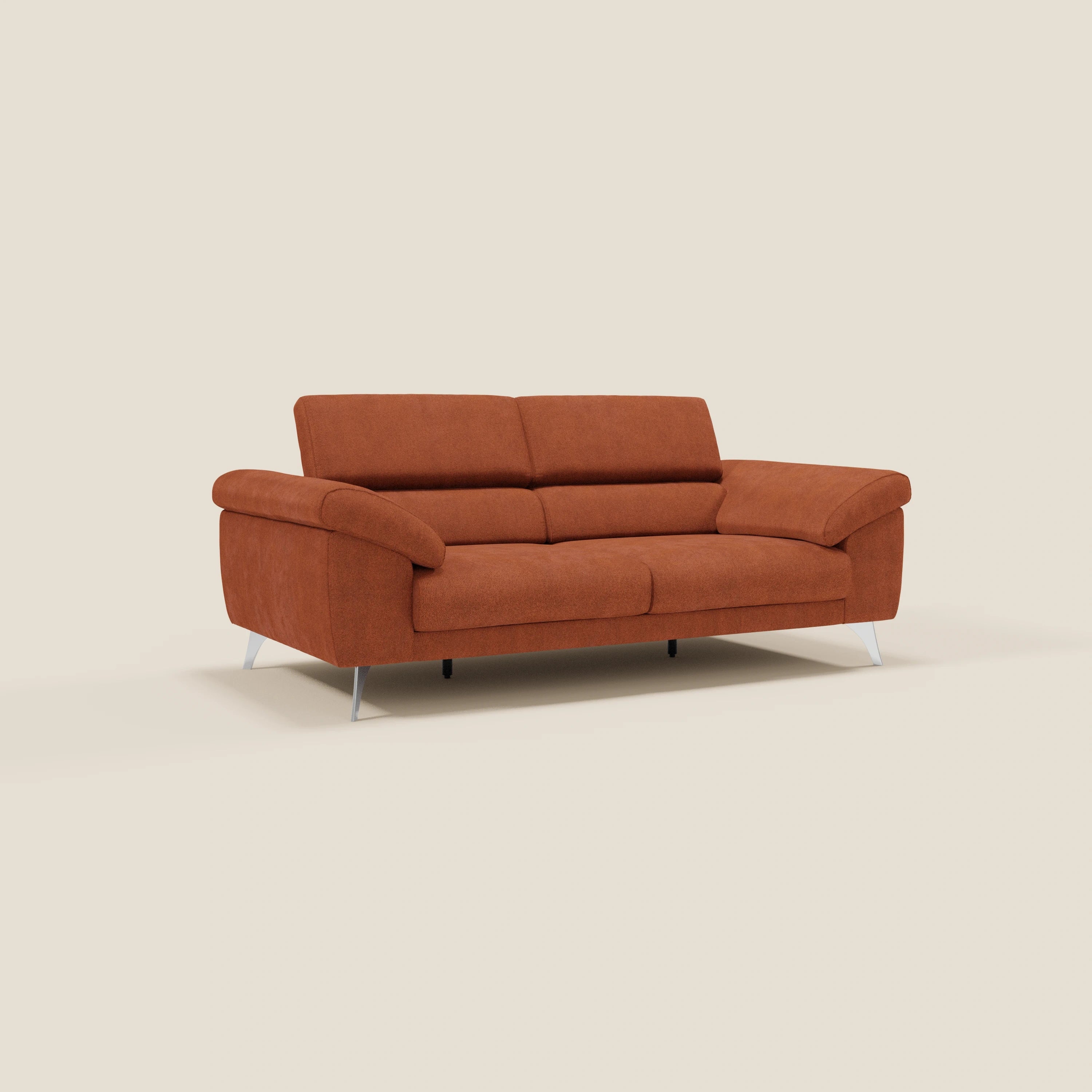 Il divano Donatello di Divani.Store, in tessuto T23 arancione ruggine smacchiabile, è caratterizzato da sedute allungabili, braccioli contenitore e poggiatesta reclinabili, che combinano comfort intelligente e design contemporaneo su uno sfondo beige.