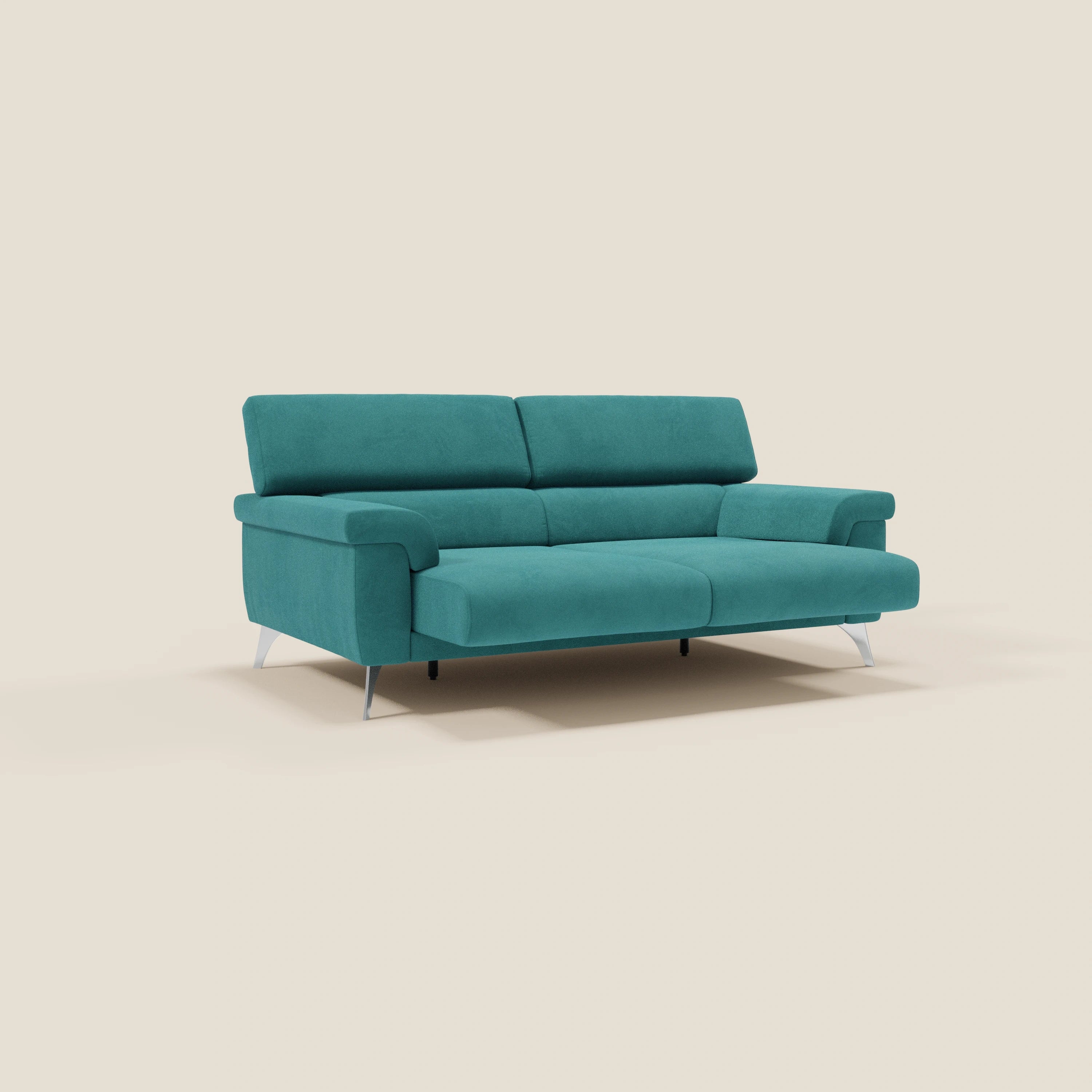 Il divano Raffaello di Divani.Store è caratterizzato da sedute allungabili e poggiatesta reclinabili in microfibra petrolio T11 antimacchia, con eleganti gambe argentate. Il suo design moderno spicca su un semplice sfondo beige.