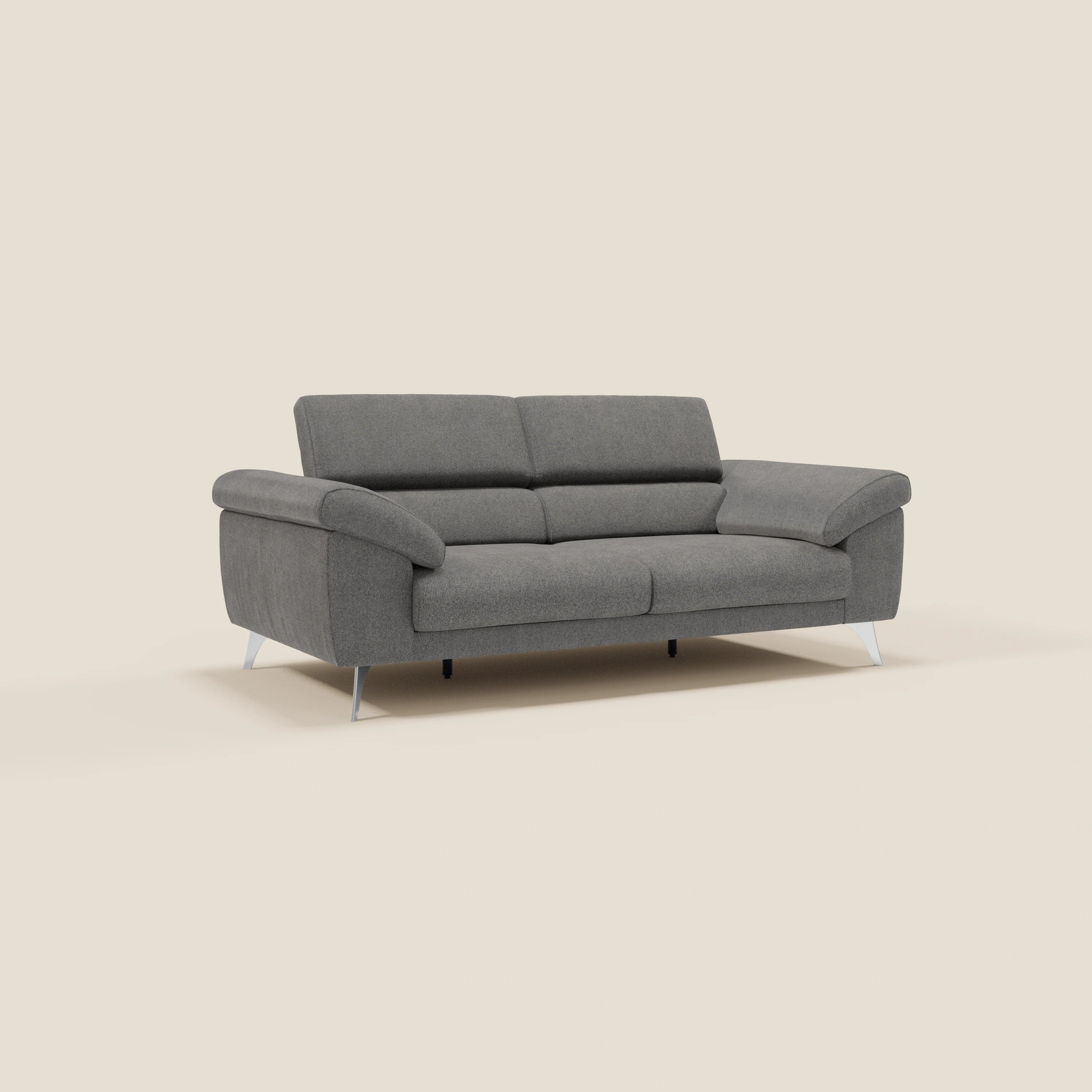 Il divano Donatello di Divani.Store in tessuto smacchiabile T23 antracite è caratterizzato da sedute allungabili, braccioli contenitore e poggiatesta reclinabili, che abbinano design moderno e comfort per 2-3 persone su uno sfondo beige.