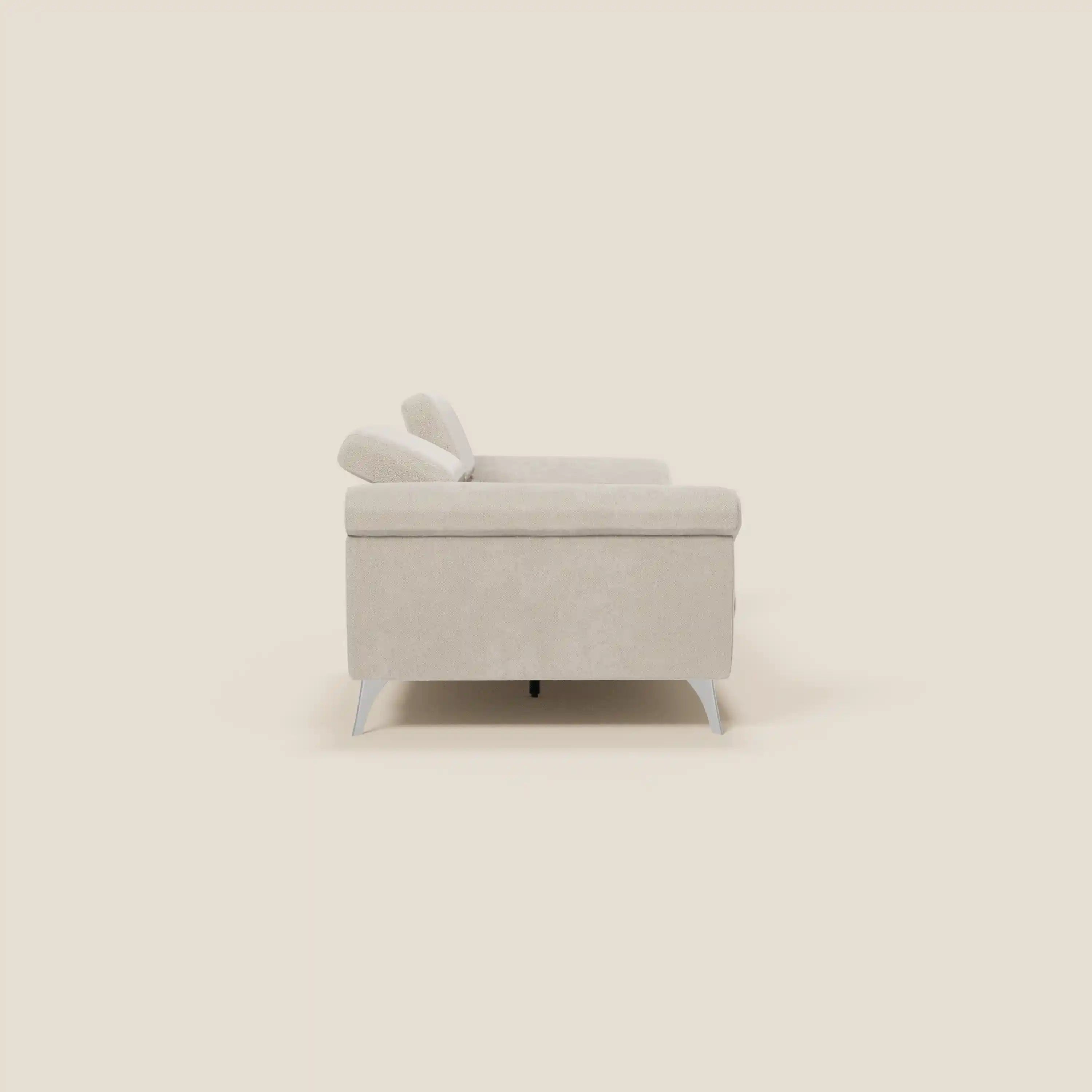 Una vista laterale del divano Donatello con sedute allungabili, braccioli contenitore e poggiatesta reclinabili in tessuto smacchiabile T23 panna di Divani.Store mostra le sue linee pulite e l'eleganza moderna con un comfort intelligente.