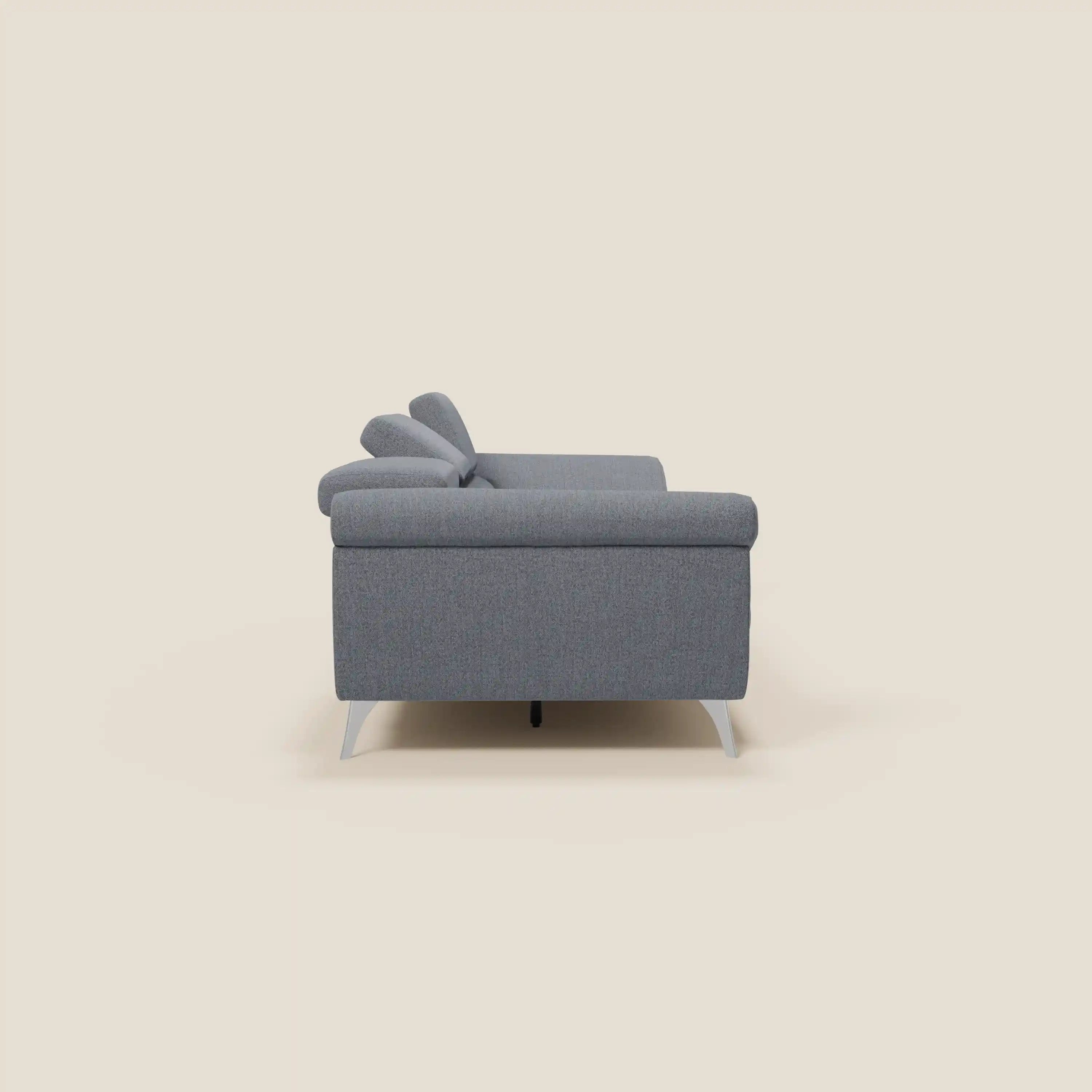 Il divano Donatello con 3 sedute allungabili di Divani.Store in tessuto smacchiabile T23 blu grafite è mostrato di lato su sfondo beige, con braccioli contenitore, poggiatesta reclinabili e un design contemporaneo.